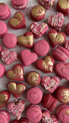 Heart shaped Valentine’s Day macarons 💘 @Frost Artisan Bakery  #valentinemacarons #valentine #valentinemacaron #valetinesdaymacarons #teddymacaron #heartmacaron #ValentinesDay #macarons #frostartisanbakery #buffalony #pinterest #fyp #buffalomacarons 