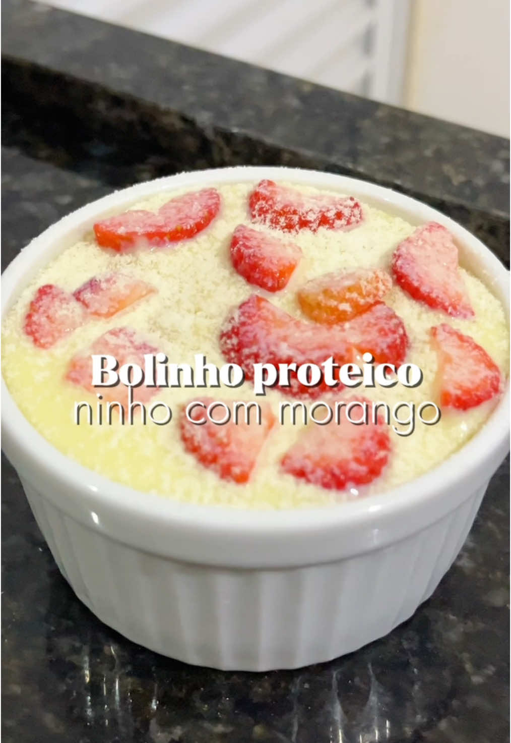 Bolinho proteico ninho com morango🍓 Ingredientes: 2 colheres farinha de aveia 1 colher leite em pó  1 scoop de whey (usei o sabor sorvete de creme da @Growth Supplements ) Um pouquinho de leite Fermento em pó Morango picado Para o creme apenas leite em pó e água. #receitas #receita #receitasfaceis #receitasfit #receitasimples #receitassaudaveis #receitafacil 