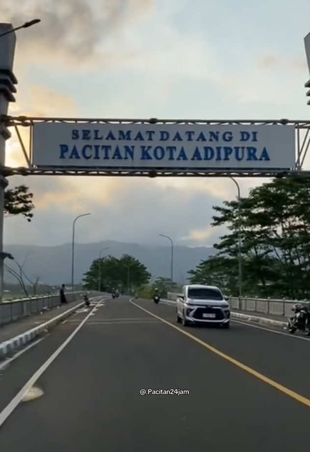 Kabupaten Pacitan terletak di ujung barat daya Provinsi Jawa Timur. Sebagian besar wilayahnya berupa pegunungan kapur, yakni bagian dari rangkaian Pegunungan Kidul. Pacitan juga dikenal memiliki gua-gua yang indah, diantaranya Gua Gong (gua terindah se-Asia Tenggara), Tabuhan (batu dapat dipukul dan berbunyi seperti alat musik gamelan), Kalak (gua pertapaan), dan Luweng Jaran (diduga sebagai kompleks gua terluas di Asia Tenggara). Di daerah pegunungan seringkali ditemukan fosil manusia purba dan alat – alat purbakala.  Hasil pertanian utama Pacitan adalah padi, singkong, cengkeh, kelapa dan kakao yang baru dibudidayakan beberapa tahun terakhir. Potensi bahan tambang juga cukup besar di kawasan Pacitan. Kerajinan batu akik yang terpusat di kawasan Donorojo, sedikit banyak telah menyumbang nilai penting bagi Pacitan.            informasi sumber ; Jatim.bpkgo.id  @Pemkab Pacitan @INDRATA NUR BAYUAJI (INB)  #sejarah #pacitan24jam #pacitan #pacitanjawatimur #pacitanstory_ #pacitanku #pacitanviral #pacitanwonderful #pacitanparadiseofjava #jawatimur #jatim24jam #fyppppppppppppppppppppppp 