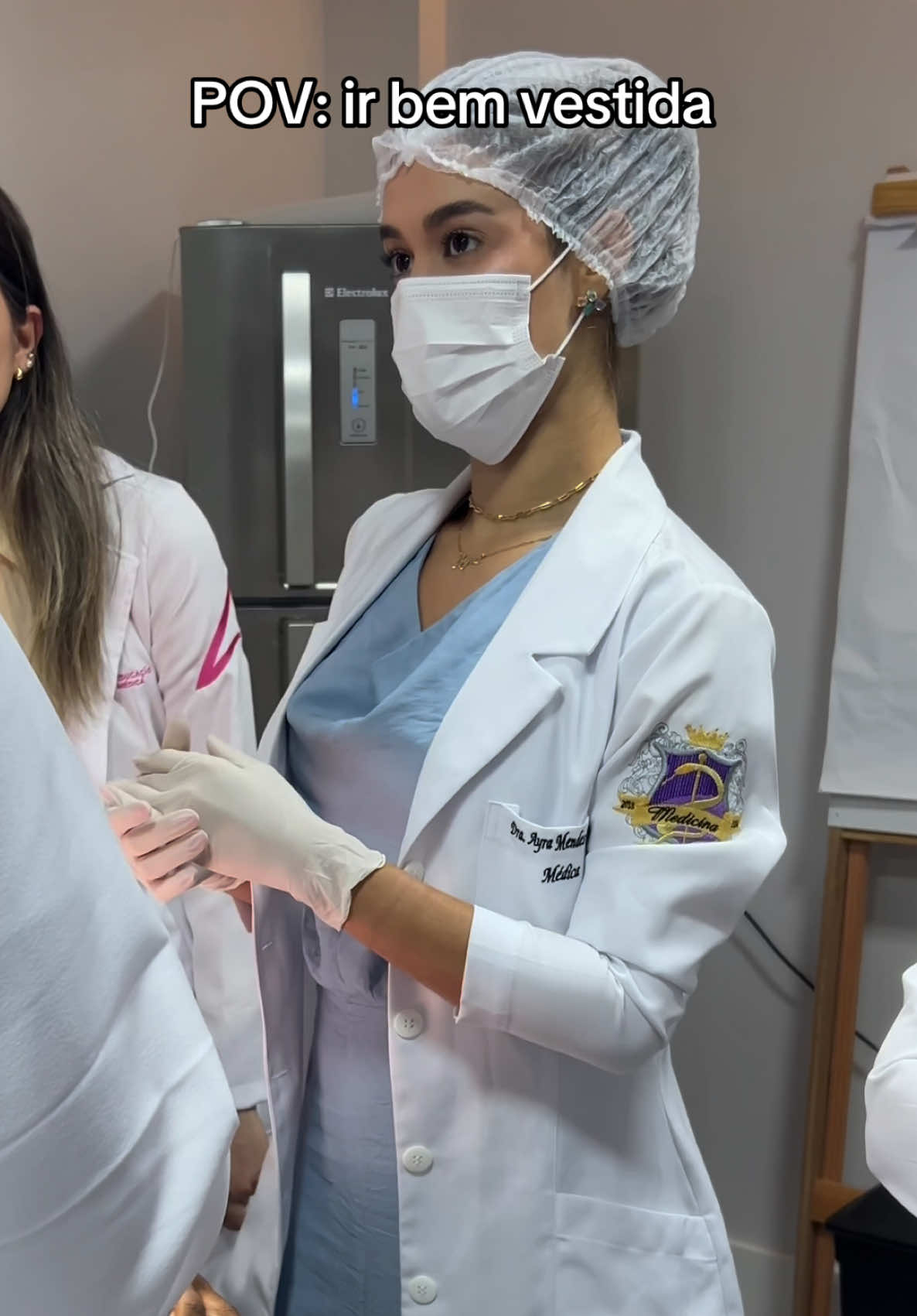 Sou médica mas em qualquer profissão: como você se veste diz muito sobre como quer ser visto. A sua imagem é a primeira impressão que as pessoas têm de você, e ela comunica bem mais do que você imagina. Se vestir bem não é só sobre estilo ou frescura. Testa aí e me fala!! . . . #dermato #CapCut #fyp #f #fy #med #medica #jaleco #looks #grwm #Vlog #medicina #estudantedemedicina #plantao #hospital #dermatologia #bemvestida #arrumada 