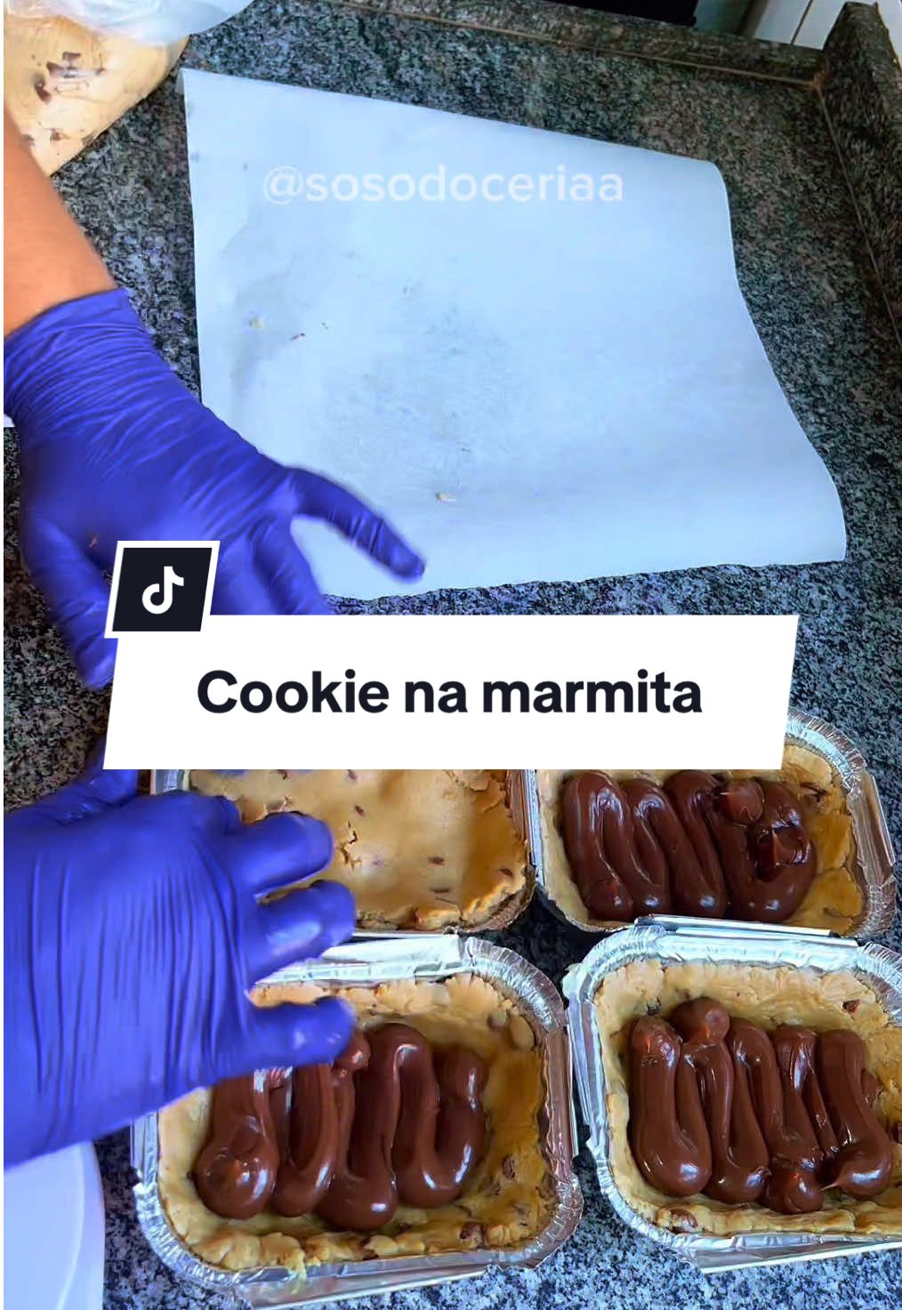 Cookie na marmitinha  150 gramas de margarina sem sal 80 gramas de açúcar refinado 80 gramas de açúcar mascavo 2 ovos 100 gramas de leite em pó 300 gramas de farinha de trigo 1 colher de sopa de fermento químico 100 gramas de chocolate ao leite em gotas #cookie #receita 