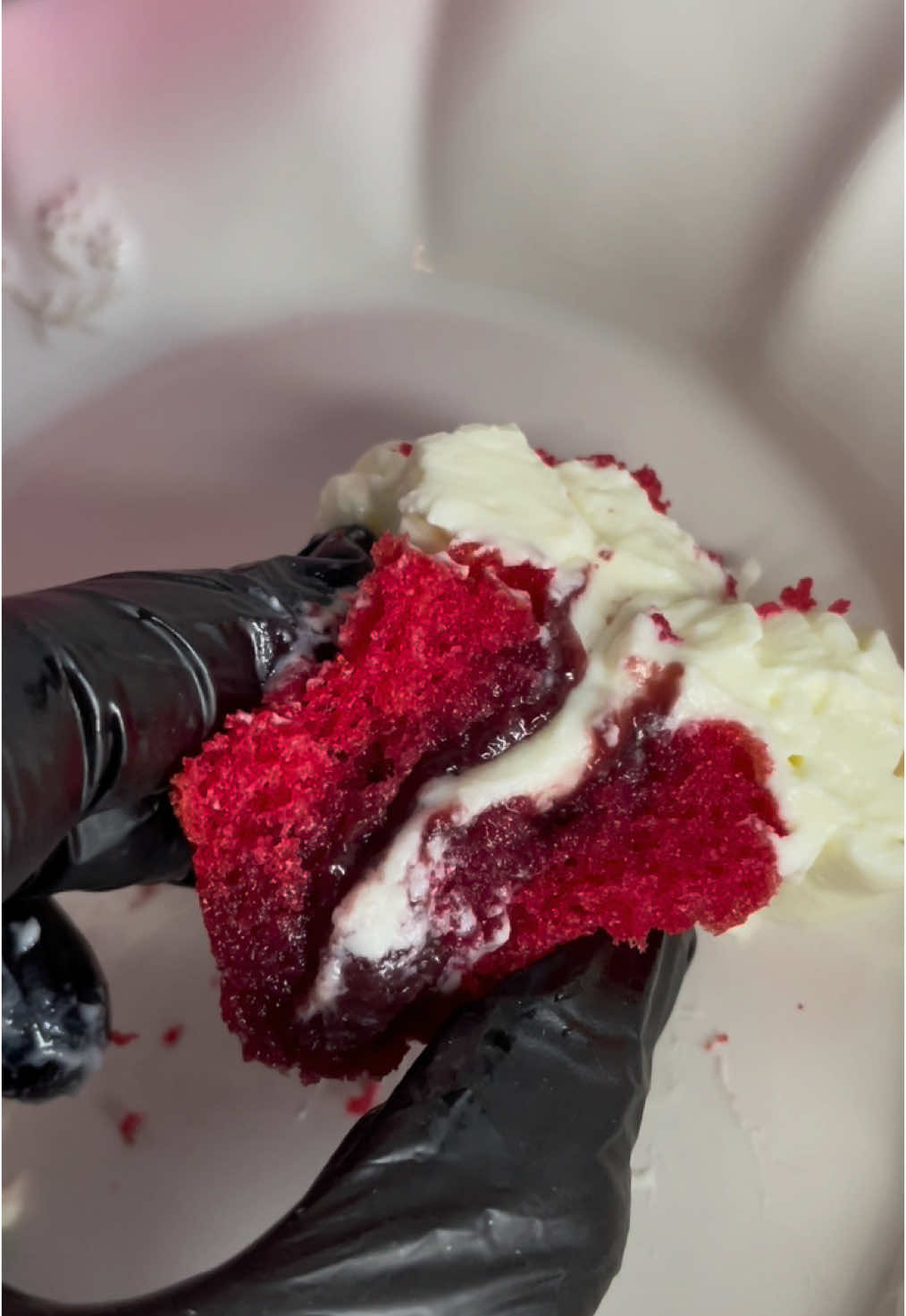 Le RED VELVET à la 🍒🍒  #pourtoiii #fyp #pourtoi #patisserie #redvlevet #patisseriemaison #cupcakes #passion #businesswoman #muslim #muslimah #muslims 