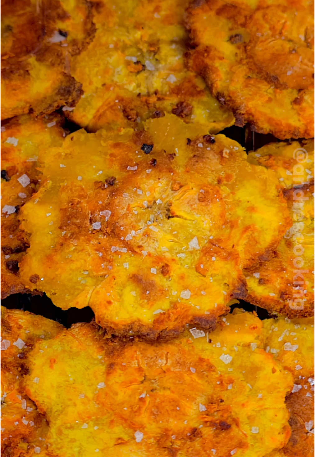 Tostones en Freidora de Aire  - Platano Verde  - 4 Dientes de Ajo - Aceite de Oliva - Sal 1. Pela y pica el platano verde. 2. En un Bol agrega el platano, ajo picado, aceite de oliva y revuelve. 3. Al airfryer por 8 minutos a 390°F o 200°C. 4. Aplasta y aceita el plátano. 5. Regresa al airfryer por 8 minutos a 390°F o 200°C. 6. Sazona con sal. #andrescooking #tostones #patacones #patacon #fyp 