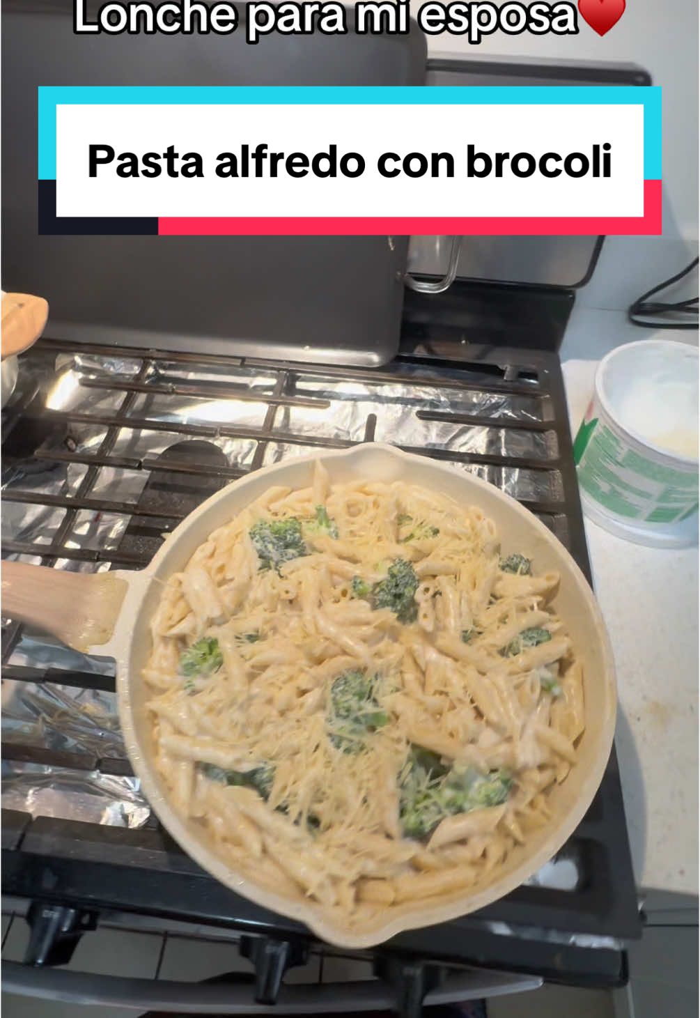 Lonche para mi esposa♥️ Feliz martes 😎 El menú de hoy pasta Alfredo con brócoli #fyp #humor #viralvideo #trabajoduro #miesposa #cocina #lonche #loncheparamiesposo #ideasdelonche #mexicanfood #amodecasa #pastaalfredo #brocoly @Karina Ojendis 