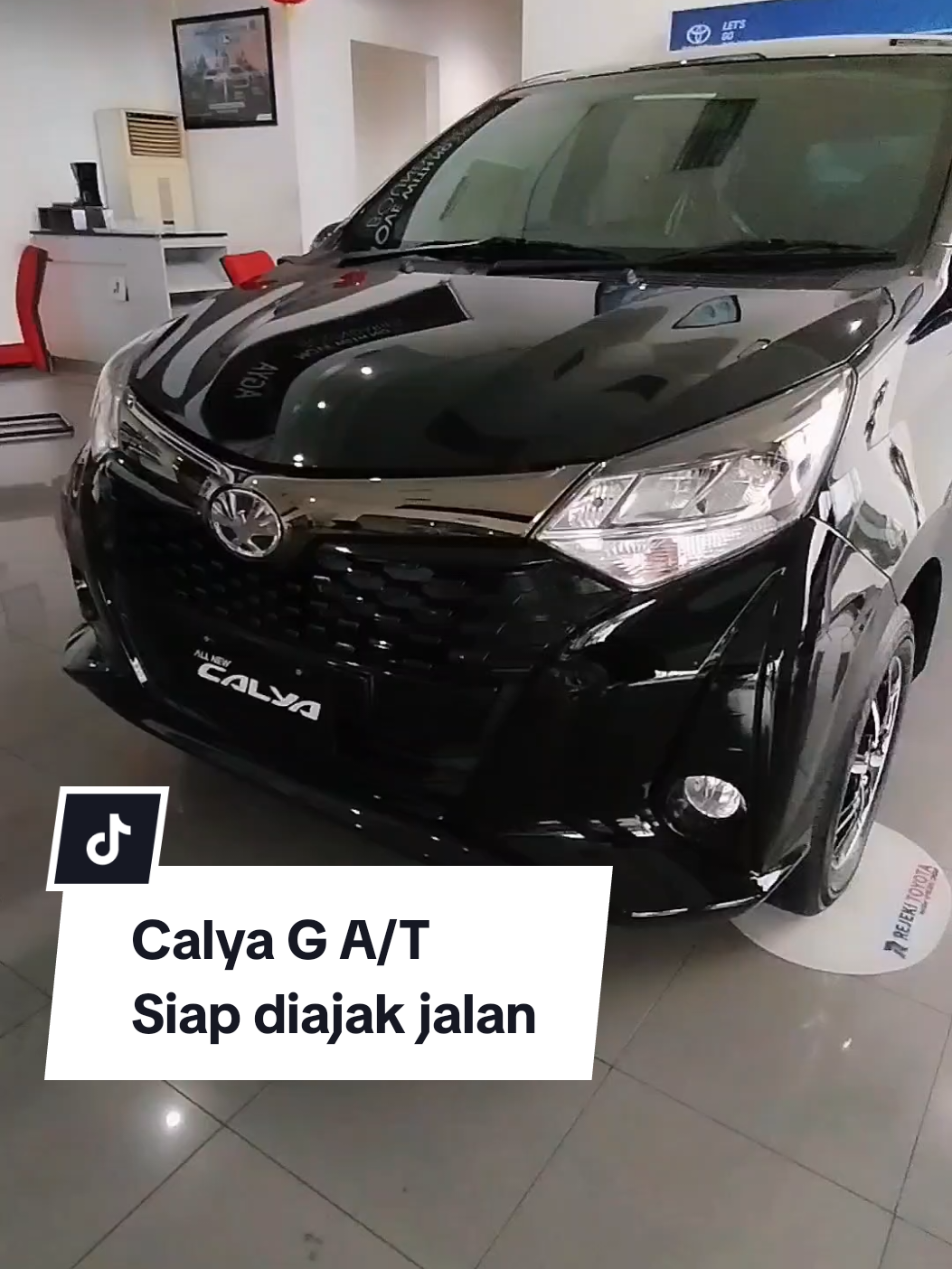 Calya G A/T Black Mesin dan Performa: Jenis Mesin: 4-silinder, DOHC, VVT-i Kapasitas Mesin: 1.197 cc Tenaga Maksimum: 88 PS pada 6.000 rpm Torsi Maksimum: 11.0 kg.m pada 4.200 rpm Sistem Penggerak: Roda depan (FWD) Transmisi: 4-percepatan otomatis (A/T) Dimensi: Panjang: 4.070 mm Lebar: 1.665 mm Tinggi: 1.600 mm Jarak Sumbu Roda: 2.525 mm Kapasitas Tangki Bahan Bakar: 36 liter Sistem Suspensi: Suspensi Depan: MacPherson Strut Suspensi Belakang: Torsion Beam Fitur Eksterior: Lampu Depan: Halogen Lampu Belakang: LED Velg: 14 inci (berbahan alloy) Pintu Bagasi: Sistem buka otomatis Roof Rail: Tidak tersedia Fitur Interior: Kursi: Fabric (kursi depan dapat diatur ketinggiannya) Audio: 7 inci touchscreen, USB, Bluetooth, AM/FM, dan konektivitas ponsel AC: Manual Kunci: Remote keyless entry Setir: Ujung setir dilapisi kulit, dapat diatur ketinggiannya Sistem Keamanan: Airbags: Dual SRS ABS (Anti-lock Braking System) dan EBD (Electronic Brake-force Distribution) Sistem Keamanan Lain: Child Safety Lock, sistem keamanan kendaraan dengan immobilizer, sensor parkir belakang. #fyp #toyota #cirebon #mobilbaru #promotoyota #toyotacirebon #viraltiktok 