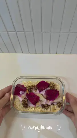 sarapan sehat sat set utk suami biar pagi2 gak buru2 yah bu ibu 🫶🏻 setahun lebih bikin sarapan ini dan pertama kalinya mmbagi resepnya 😅 overnight oat dibikinnya malam hari di simpan kulkas dan di nikmati pagi hari 🥰 bahan :  - roalled oat - yoghurt lebih baik yg plan - susu uht lebih baik yg plan - kacang almond atau granola - buah bebas apa aja pisang lebih enak - madu 1sdt - aku kelupaan masukkin chia seed selamat mencoba 🫶🏻🥰 #overnightoats #fyp #sarapansehat 