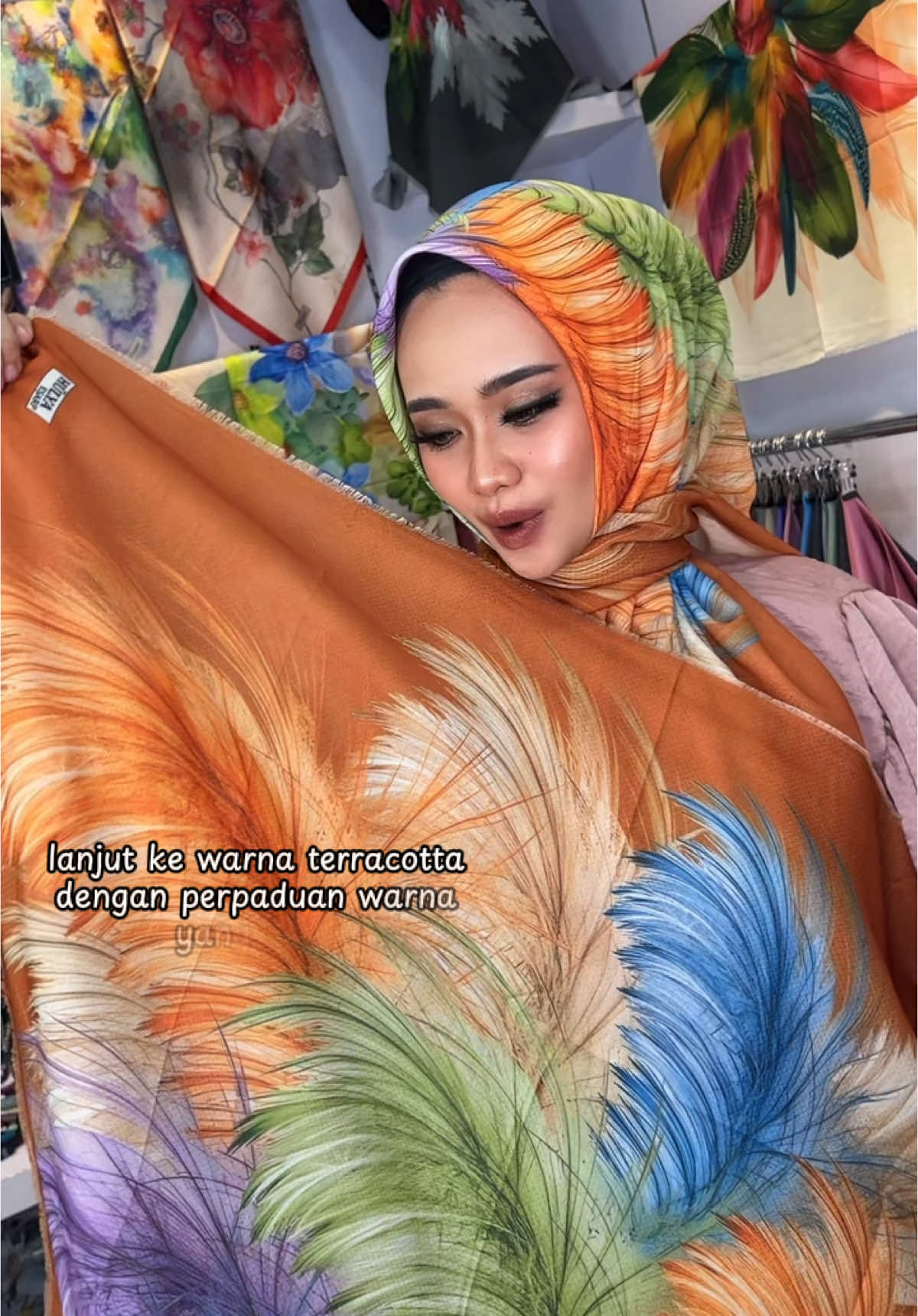 Hijab Turki khusus untuk Ibu -ibu atau kakak-kakak yang suka hijab bermotif dengan warna-warna yang menyalah🤩🔥 segera cek keranjang kuning. #wibgajian #imleksale #hijab 