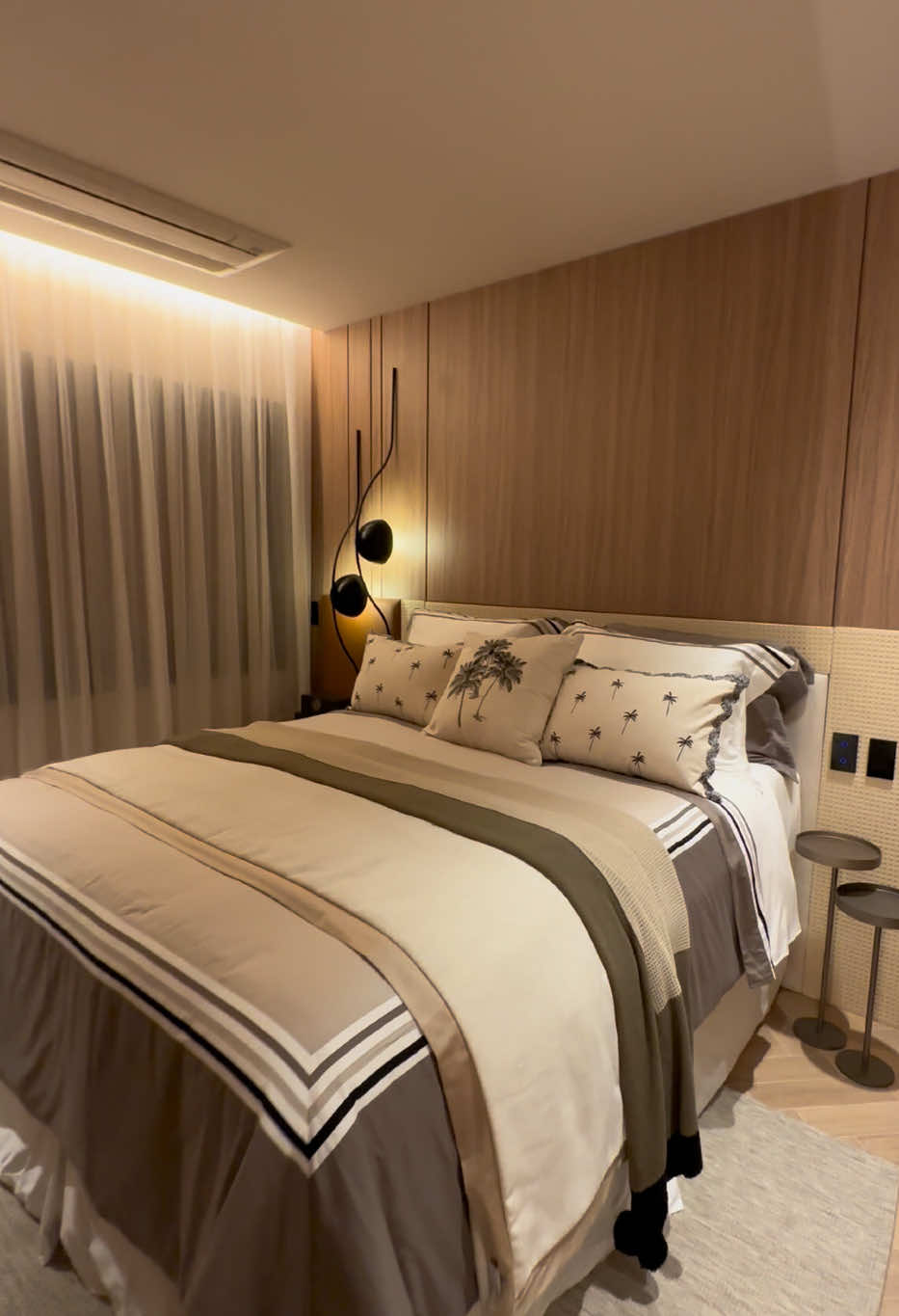 Suite revestida com painel de madeira! Sofisticação com muita personalidade. #interiordesign #arquiteturadeinteriores #roupadecama #espelho 