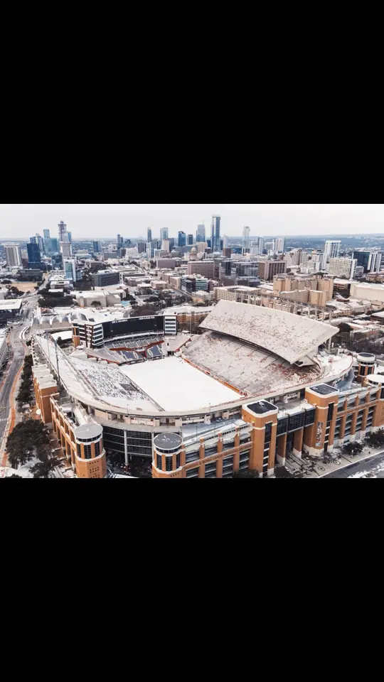 On a rare occasion we will get ice but today was definitely a snow day in Austin Tx. It didn’t last long but it was still a beautiful site to see.  #snow #Texas #sec #winter #CollegeFootball #weather 