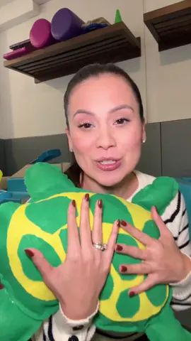 Con la ayuda de esta tortuguita, podemos enseñarles a los niños reconocer y manejar sus emociones de forma positiva. Como padres y educadores, es clave ayudarles a ser conscientes de lo que sienten y a expresar esas emociones de manera constructiva. 💖 Después les hago el cuento completo con Emilio para que lo repliquen 🥰🥰🥰 #EducacionEmocional #Emociones #MenteSana #AprenderJugando