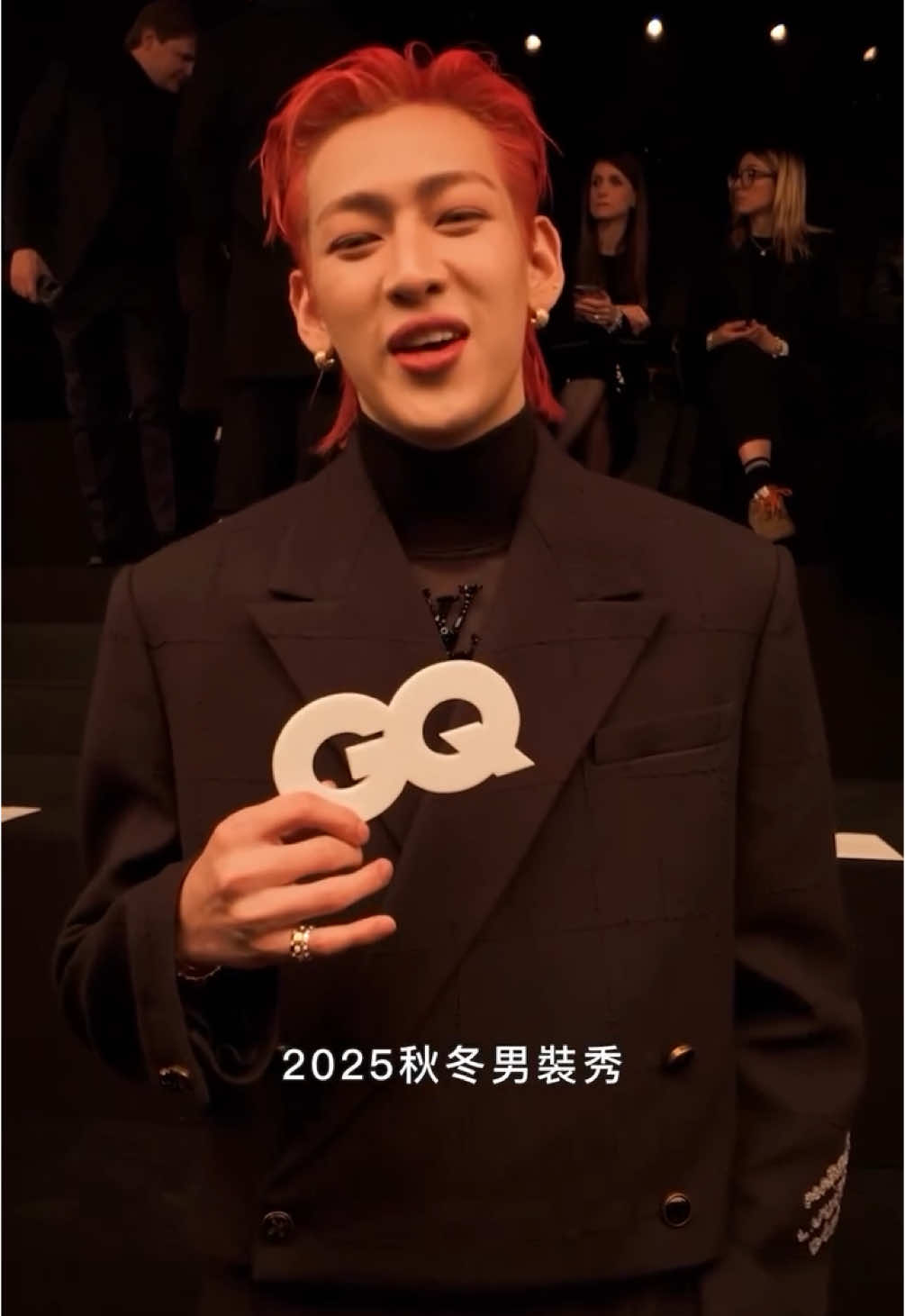 #GQ時裝週 另一位 GOT7 成員 BamBam 也來到 Louis Vuitton 大秀現場！許久不見的他中文進步神速，大秀與王嘉爾座位相鄰，究竟兩位會有什麼有趣互動呢？ #LVMenFW25 #LouisVuitton #got7 #bambam #PFW #กันต์พิมุกต์ภูวกุล 