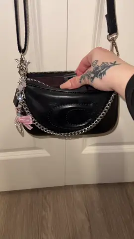 phone mount + lipgloss are all a girl needs in her purse 💅🏻 #contentcreatortips #lifehacks #fitcheck #fyp #vlogger 