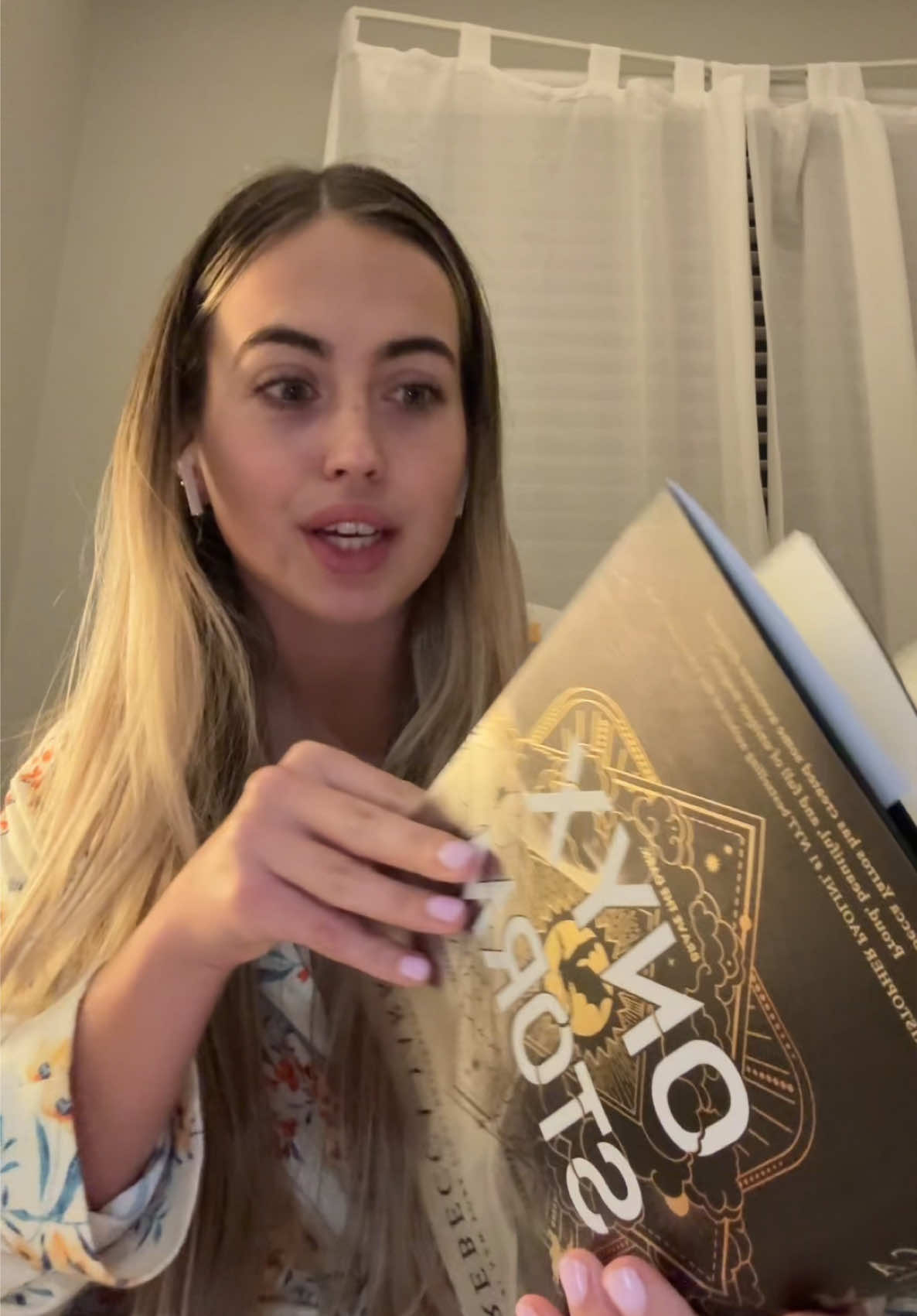 onyx storm thoughts- 6 chapters in #fyp #foryou #foryoupage #onyxstorm #onyxstormbook #onyxstormtok #fourthwing #ironflame #rebeccayarros #read #book #BookTok #books #bookclub 