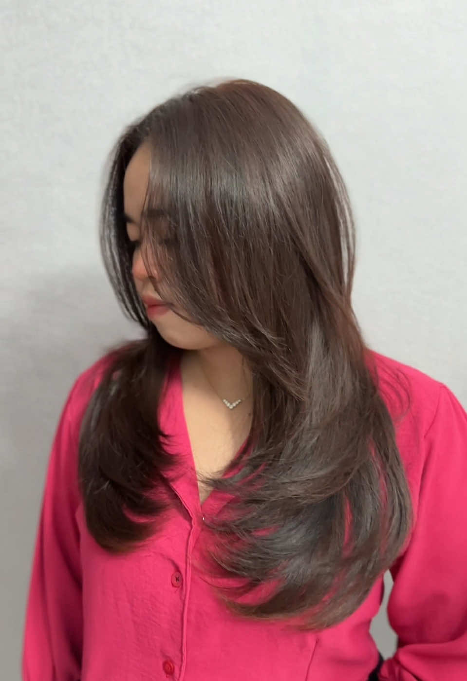 Menurut saya yg paling penting adalah desain cut. Karna hanya dikeringkan saja bentuk rambut akan terlihat, Didesain sesuai bentuk wajah agar kelebihan anda terlihat menonjol :)  #haircut #haircutwomen #koreancutegirls #salondenpasar #sesetan #salonsesetan #d&chairbeauty