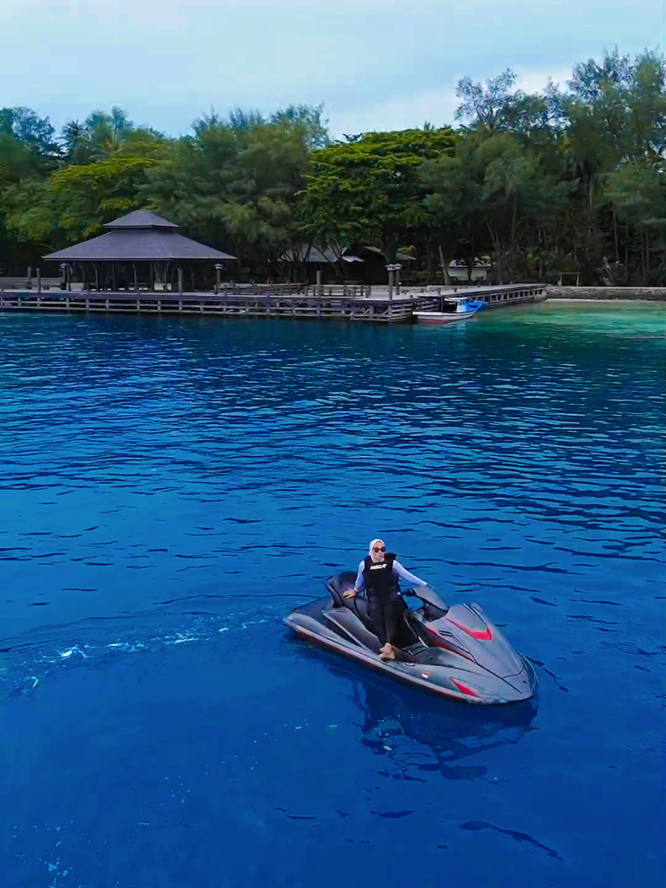 Wanita tidak bercerita, Tiba-tiba Main Jetski 😊😉    @Yunita🦋     PROMO!!!!      𝐘𝐮𝐮𝐤 𝐑𝐞𝐬𝐞𝐫𝐯𝐚𝐬𝐢 𝐧𝐚𝐢𝐤 𝐣𝐞𝐭𝐬𝐤𝐢 𝐝𝐢 𝐏𝐮𝐥𝐚𝐮 𝐇𝐚𝐫𝐚𝐩𝐚𝐧 💰 100𝙧𝙗 - 250𝙧𝙗 𝙁𝙧𝙚𝙚 𝙙𝙤𝙠𝙪𝙢𝙚𝙣𝙩𝙖𝙨𝙞 𝙙𝙧𝙤𝙣𝙚 📍 𝐏𝐮𝐥𝐚𝐮 𝐇𝐚𝐫𝐚𝐩𝐚𝐧 & 𝐏𝐮𝐥𝐚𝐮 𝐃𝐨𝐥𝐩𝐡𝐢𝐧 𝑰𝒏𝒇𝒐 𝒅𝒂𝒏 𝑹𝒆𝒔𝒆𝒓𝒗𝒂𝒔𝒊    📞 +62 817-222-737 ɴᴏᴛᴇ : ʟᴇʙɪʜ ᴅɪᴜᴛᴀᴍᴀᴋᴀɴ ʙᴏᴏᴋɪɴɢ ᴅɪᴛɪᴋᴛᴏᴋ ᴅᴀʀɪ ᴘᴀᴅᴀ ʙᴏᴏᴋɪɴɢ ꜱᴇᴄᴀʀᴀ ʟᴀɴɢꜱᴜɴɢ ᴅɪ ʟᴏᴋᴀꜱɪ, ᴅɪᴋᴀʀᴇɴᴀᴋᴀɴ ɴɢᴀɴᴛʀɪ.  #jetski #jetskidarat💨🚀 #jetskivideos #jetskilife #jetskiworld #jetskiing #pulauharapan #pulaupari #pulautidung #pulauseribu #pulaubali #jakarta #bogor #bandung #depok #tangerang #medan #sound #soundviral #viral #viralvideo #pantai #laut #indonesia #trending #trend #trendingvideo #fyp #fypシ 