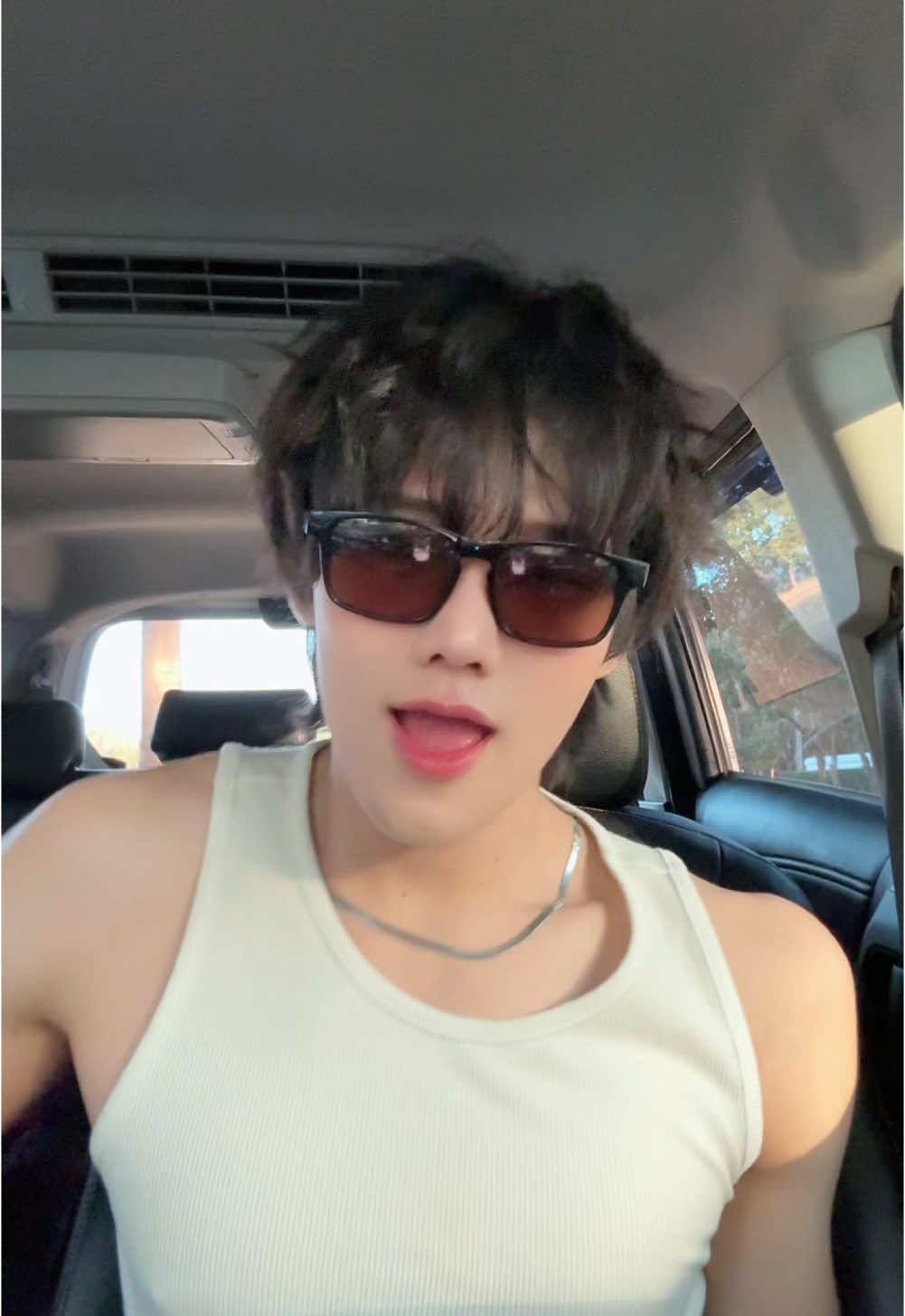 อยากทำมานานแล้วแต่ไม่มีแว่นดำมาเจอของแม่ในรถพอดี ฮ่าๆ 😎#kissoflife #lgloochallenge #sunglasses #dancechallenge #challenge #fyp #เต้น 