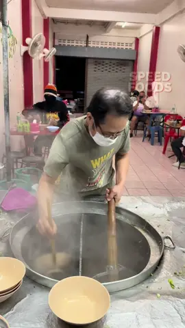 Amazing local master incredible noodle-making skills - เฮียฝากบอกน้ำซุปคนละหม้อ! ราชาบะหมี่โยนถ้วย คล่องมาก 📍RajaBamee Korat - Nakornratchasima province  #noodles #Foodie #food #reels #fyp