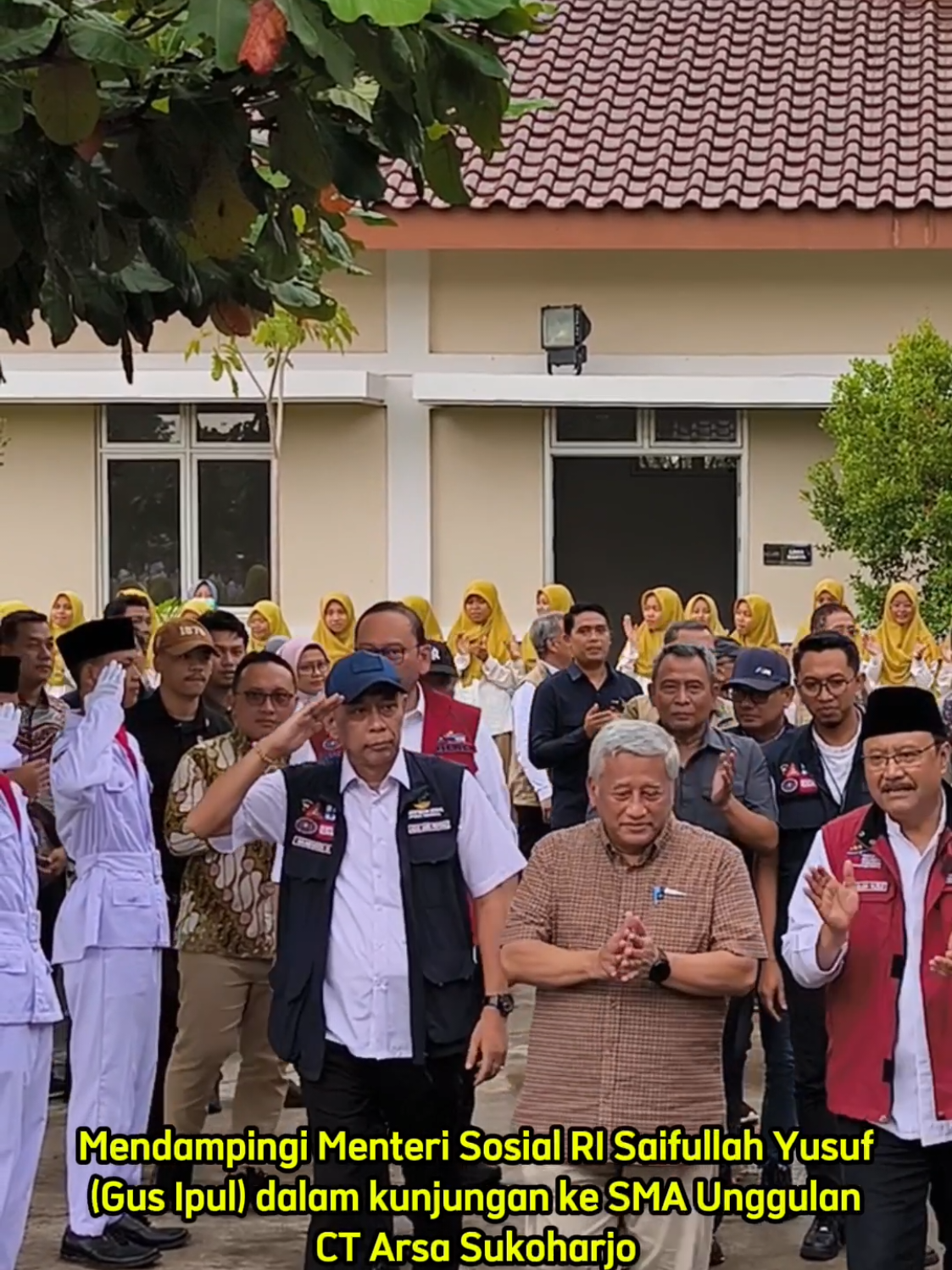 Meninjau langsung SMA Unggulan CT Arsa Sukoharjo Jawa Tengah dalam rangka mematangkan konsep sekolah rakyat bagi anak-anak dari keluarga miskin ekstrim. Presiden Prabowo Subianto telah memandatkan kepada Kementerian Sosial RI untuk mendirikan sekolah rakyat tersebut. #kemensosselaluada 