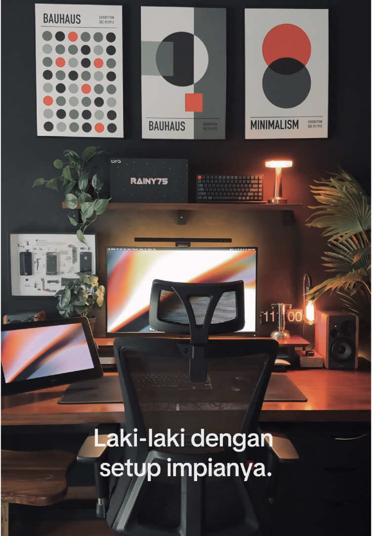 Laki-laki dengan setup impianya. #cozysetup #desksetup #techtok #setupinspiration #GamingSetup #pcgaming #ruangkerja 