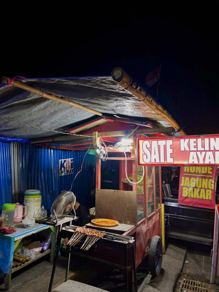 Jalan-Jalan ke Bandungan belum lengkap kalo belum cobain @SATE PAK JENGGOT BANDUNGAN , sekali coba dijamin ketagihan !! 🤤 📍Alun-Alun Bandungan (depan PJKA) Jl. Veteran, Jetis, Bandungan, Kab. Semarang. #kuliner #kulinertiktok #kulinerviral #kulinerbandungan #kulinerambarawa #kulinerindonesia #jajan #jajananviral #jajanan #sate #satekelinci #sateayam #bandungan #bandungansemarang #xyzbca #fyp 