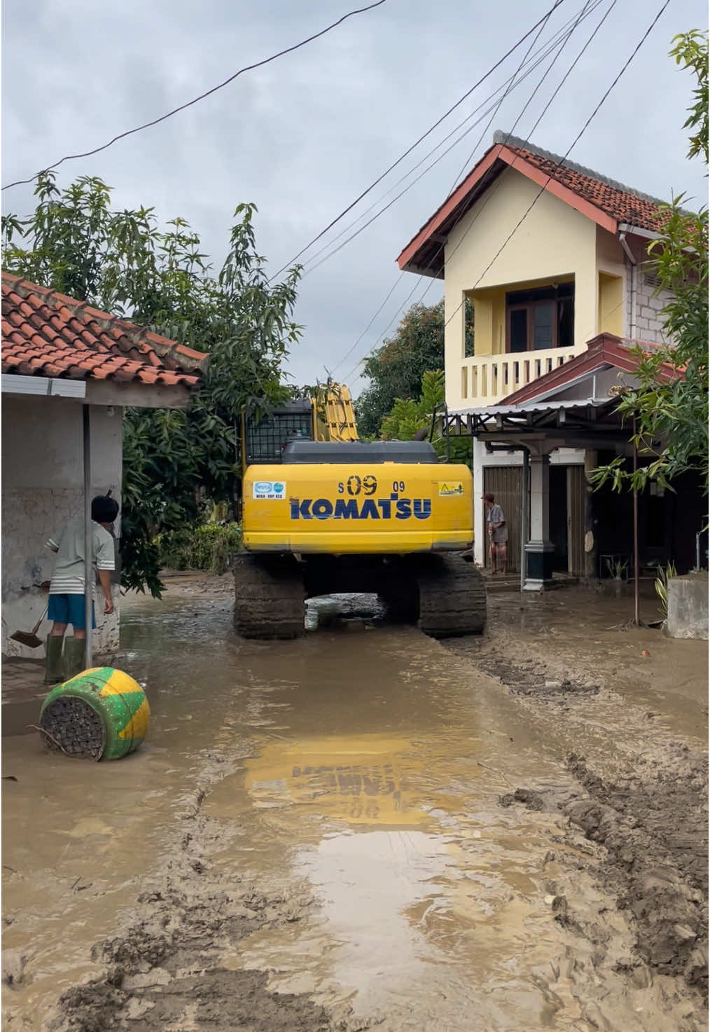 Kondisi setelah banjir kali bodri, bingung mau bersihin dari mana dulu #kalibodri #banjirkendal #kendalinfo #liputankendalterkini #bencanabanjir 