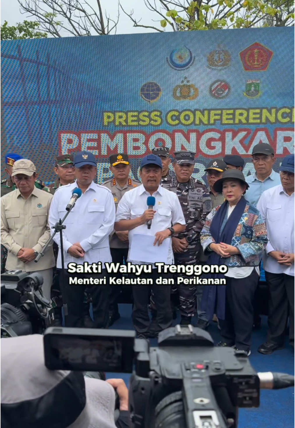 Hai #SahabatBahari, hari ini telah dimulai pembongkaran pagar laut ilegal yang berada di perairan Kabupaten Tangerang, Banten bersama beberapa instansi maritim dan masyarakat nelayan. Berikut pernyataan Menteri Trengggono dalam konferensi pers Pembongkaran Pagar Laut hari ini  #PanganBiru #2025KKPRiseTogether #EkonomiBiruUntukIndonesiaEmas #SaktiWahyuTrenggono  #KKPGOID #PagarLaut #PembongkaranPagarLaut 