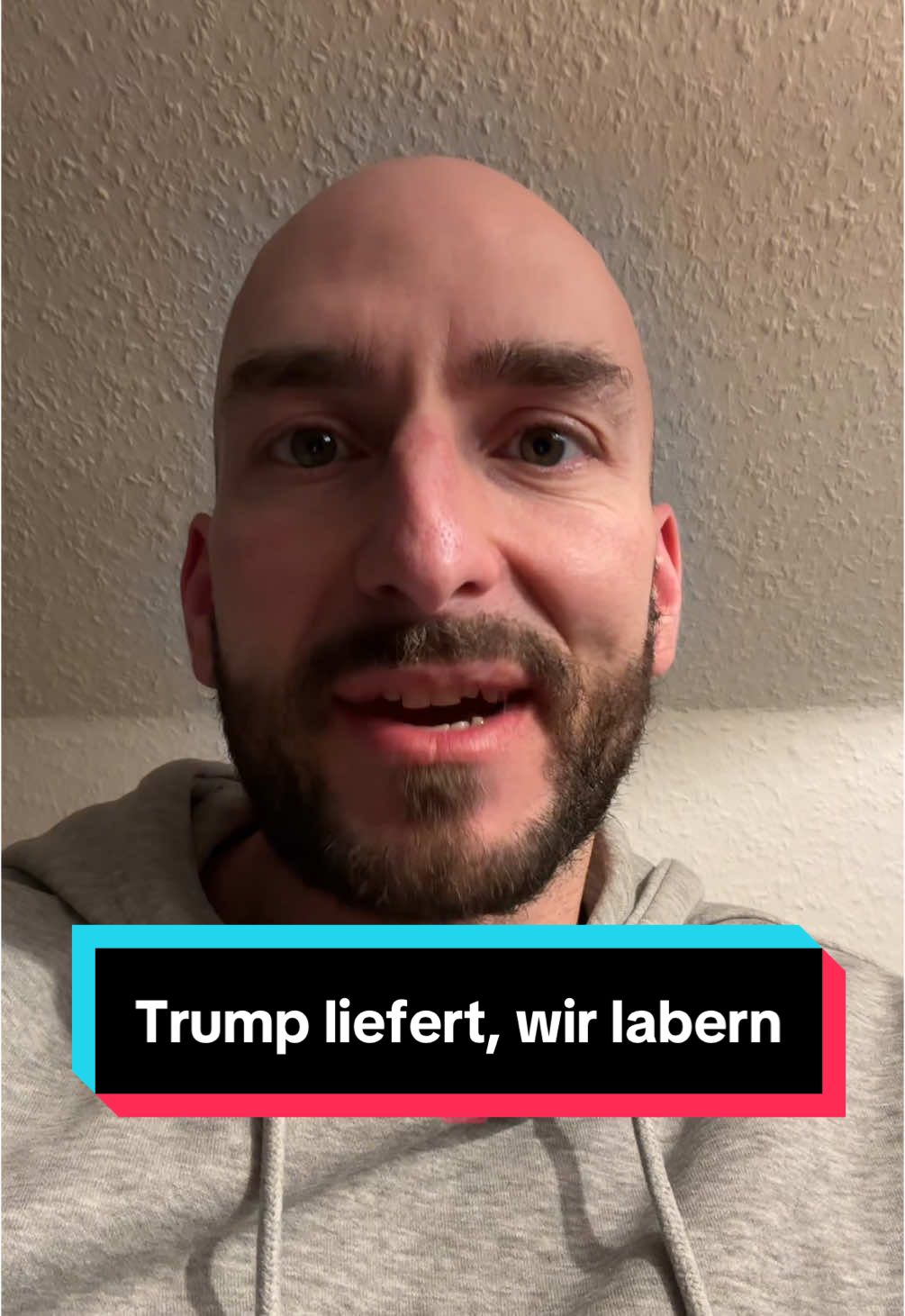 Während Donald Trump in den USA ab Tag 1 liefert und Wahlversprechen umsetzt, stecken wir in Deutschland wieder einmal fest: Monatelange Koalitionsverhandlungen, sinnlose Bürokratie und eine Politik, die kaum noch den Willen der Mehrheit repräsentiert. Warum fliegen die USA zum Mars, während wir uns über Heizungen und Flaschendeckel streiten? Ist das wirklich das Deutschland, das wir gewählt haben? Kommentiert, wie ihr euch echte Veränderung vorstellt – Zeit für Klartext! #politik #satire #trump #usa #deutschland 