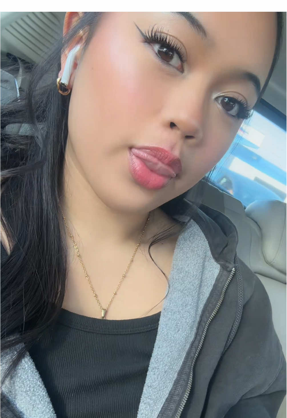 don’t know why the filter turned on lol #fyp #05 #trending #makeup 
