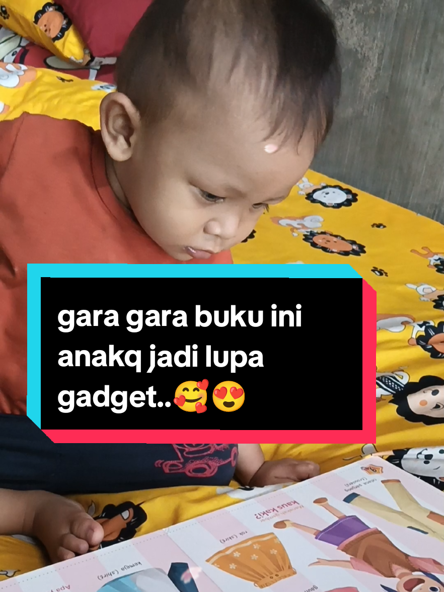 rekomendasi buku buat si kecil untuk mengalihkan perhatiannya dari gadget ini solusinya moms bukunya sangat menarik full color terdapat 100 kata dua bahasa dn kwalitasnya bagus tebal bukunya tidak mudah robek.. yang mau samaan belinya di keranjang kuningku ya moms...trima kasih berkah selalu rezekinya ...