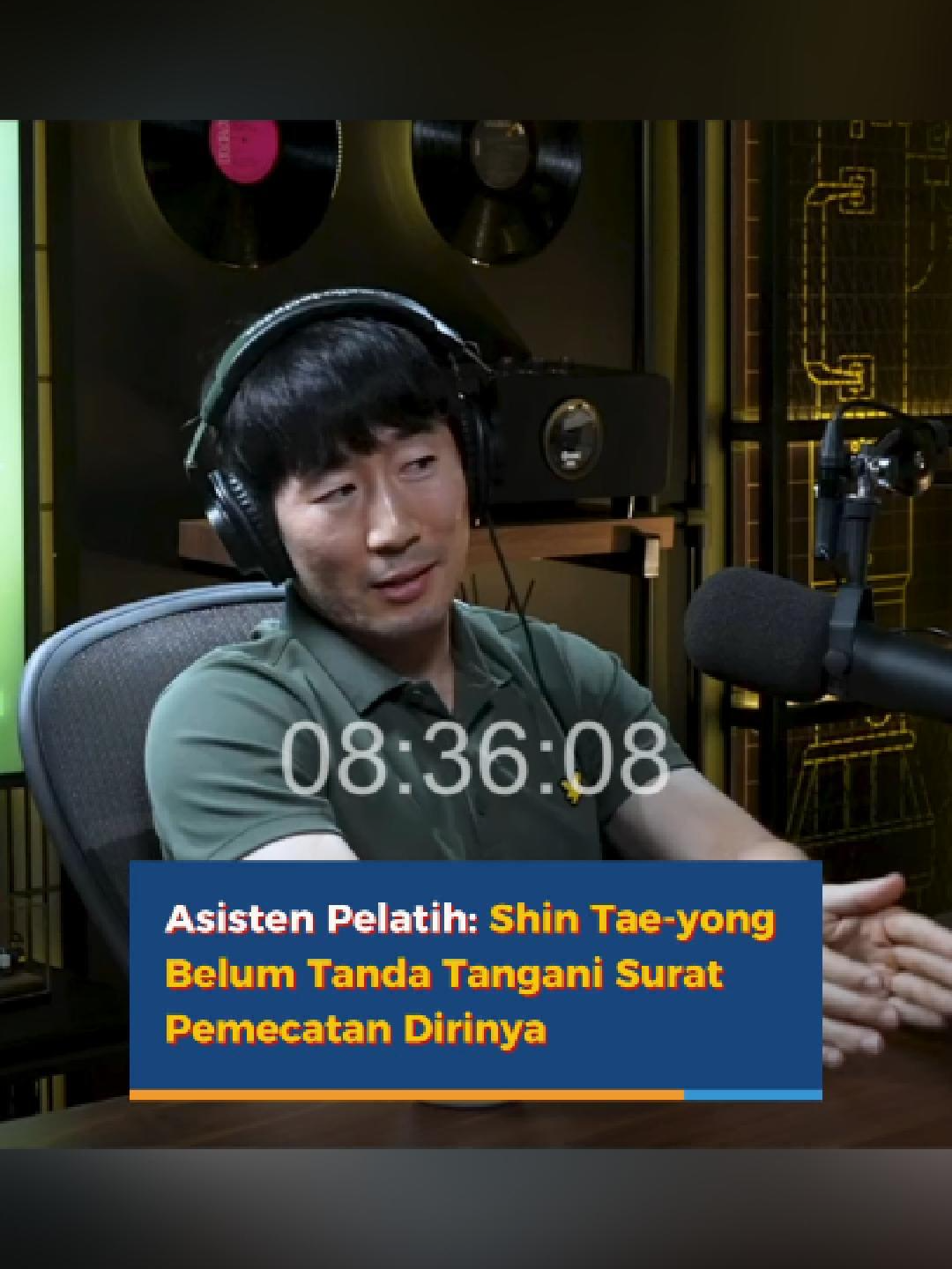 Mantan asisten Shin Tae-yong, Kim Jong Jin, mengatakan pelatih asal Korea Selatan itu belum menandatangani surat pemecatannya. Surat pemecatan diserahkan oleh Manajer Timnas Indonesia, Sumardji, pada 6 Januari. Pada saat itu, Sumardji menyebut Shin Tae-yong sudah menerima pemecatannya, namun Shin Tae-yong terkejut dan merasa keputusan itu tidak masuk akal. Kim Jong Jin menyampaikan hal ini dalam podcast Deddy Corbuzier. Ia menjelaskan bahwa tidak ada pembahasan tentang pengakhiran kontrak sebelum pemecatan. Menurutnya, Shin Tae-yong terkejut karena Timnas Indonesia masih memenuhi target di Kualifikasi Piala Dunia 2026. Kim juga menambahkan bahwa Shin Tae-yong belum menandatangani surat pemecatan karena masih ada negosiasi terkait kompensasi, mengingat pemecatannya yang mendadak dan kontraknya yang masih berlaku hingga 2027 dengan penalti yang sangat besar. #viral #viralvideo #viraltiktok #viralnews #fyp #fypage #fypシ゚ #fypp #fypageシ #tiktok #tiktokviral #tiktoknews #trend #trending #trendingvideo #trendingtiktok #trendingnow #news #newsupdate #shintaeyong #pelatih #timnas #timnasindonesia #timnasindonesia🇮🇩 #deddycorbuzier #deddy #podcasts #kimjongjin #korea #selatan #pialadunia2026 #2026 #2025 #worldcup