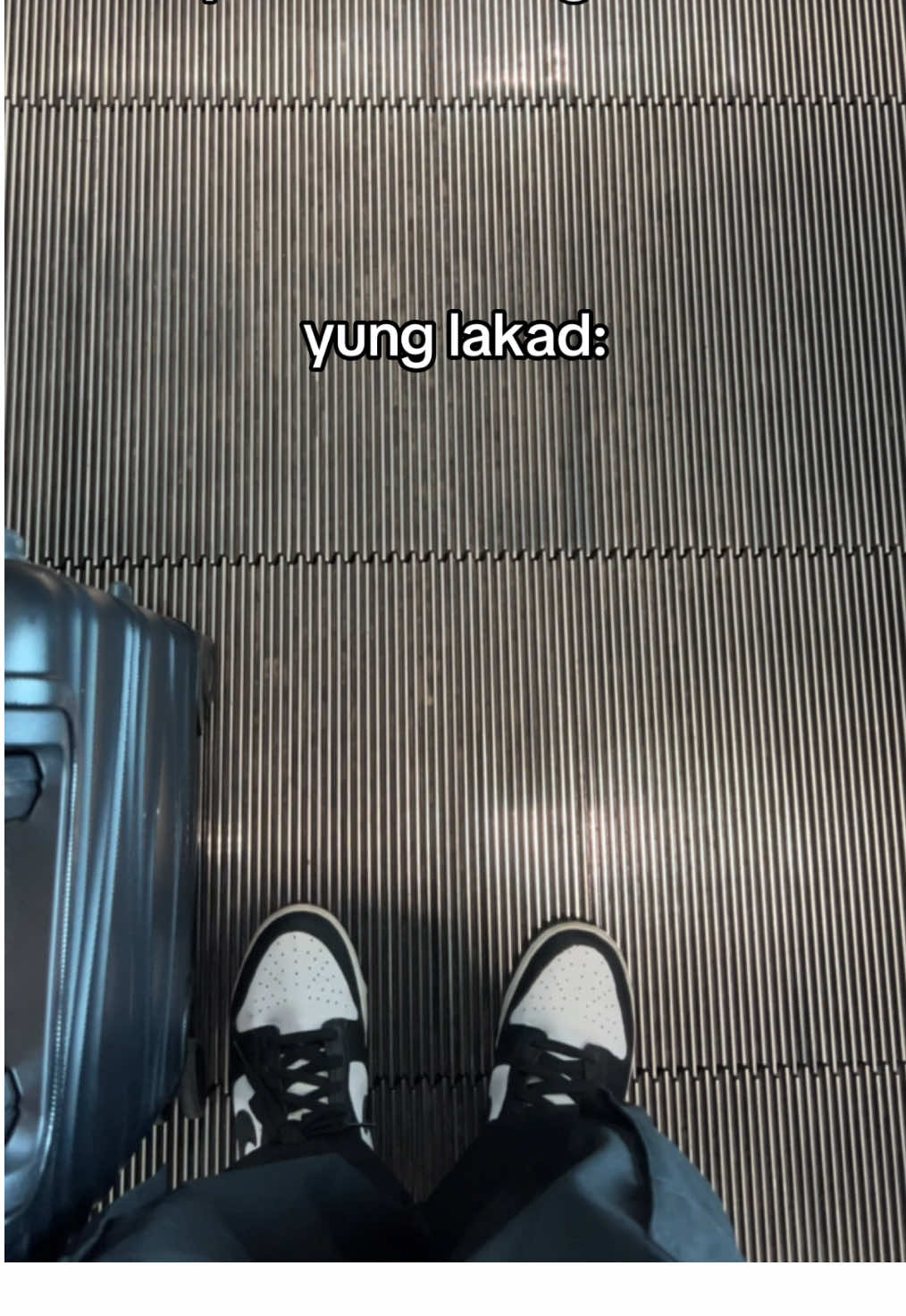 sign na to na mag-lakad ka, main character ka eh #fyp #foryou #foryoupage #fyppppppppppppppppppppppp #foryoupageofficiall #tiktok #viral #trending #trend #comedy #adventure #travel #traveltiktok #traveltok #airport #airportlife #walking #walk #lakad #lungkot #malungkot #abroad 