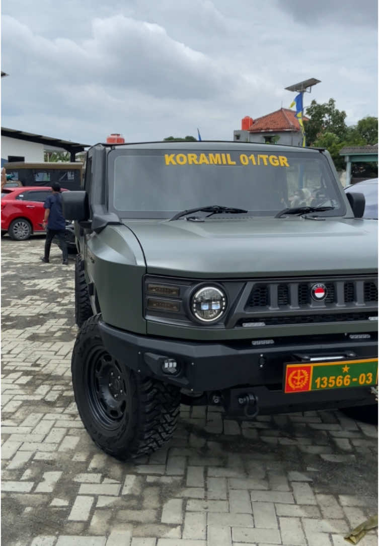 Mobil buatan pindad #maung jadi Kendaraan Dinas Koramil 01/TNG  . . #maung #militer #indonesia #menyalaabangkuh🔥  . .