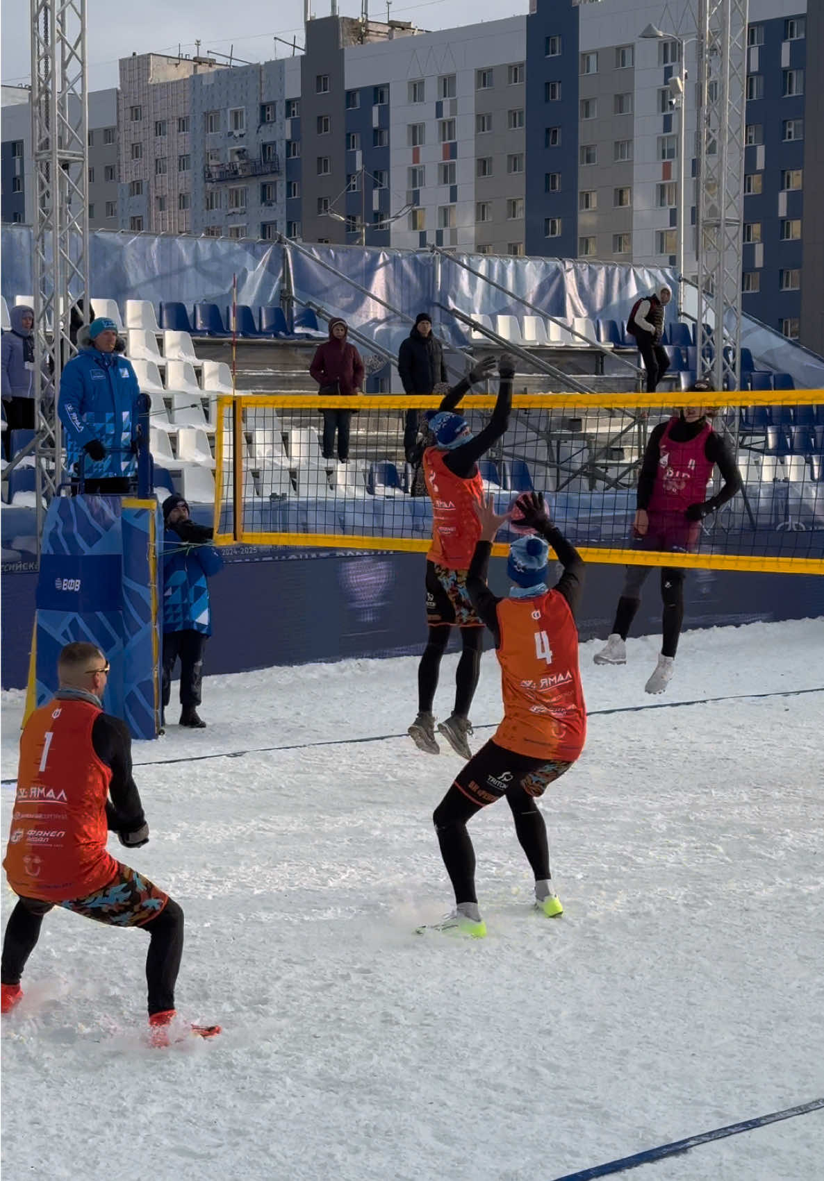 What a nice weather for snow volleyball ❄️🤩 #volleyballgame #vball #volleyballworld #volleyball #snowvball #snowvolleyball 