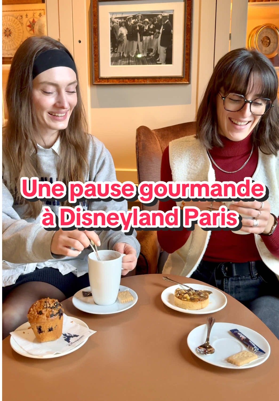 Envie d’une pause gourmande et réconfortante ? 😋 Voici nos 3 meilleurs spots pour affronter le froid à Disneyland Paris autour d'un bon goûter ! 🍰 Qui inviterais-tu pour partager ce moment ? 😍  Fancy a comforting gourmet break? 😋 Here are our top 3 spots to beat the cold at Disneyland Paris over a tasty snack! 🍰 Who would you invite to share this moment? 😍 #DisneylandParis #DisneyFood #Food #DisneyParks #DisneyEats 