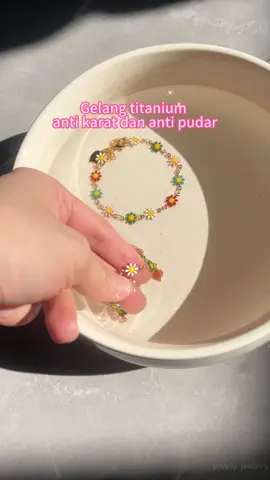 Gelangnya cantik banget. Tap love ❤ kalau suka yaaa250122 y246 3#rekomendasi #gelang #promo #dress #outfitideas #OOTD 