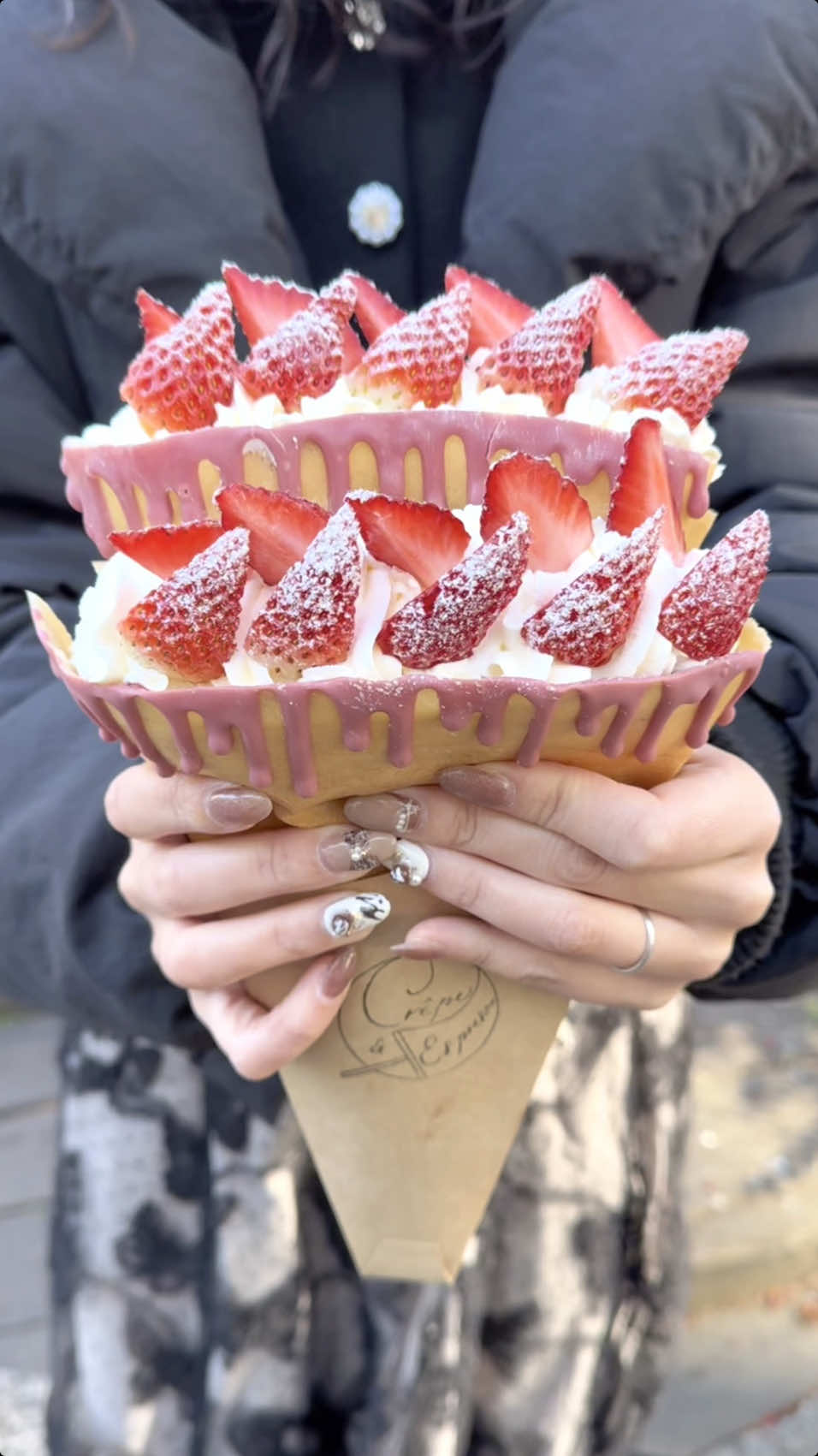 まるでいちごが溶け出した激かわパリパリクレープ🍓 ルビーチョコを生地に垂らし 佐賀県産のブランドいちご『いちごさん』で彩った 可愛すぎるクレープ😍 パリッと香ばしい生地の食感に 甘酸っぱい果汁弾けるいちごと 濃厚なルビーチョコが絶妙にマッチ！ 見た目の可愛さに引けを取らない 絶品クレープ☺️ 超オススメ🤍 📍東京・表参道 『クレープとエスプレッソと』 佐賀県産いちごさんチョコメルト ¥1500 #表参道カフェ #東京カフェ #東京グルメ #クレープ #japanesefood #tiktokfood 