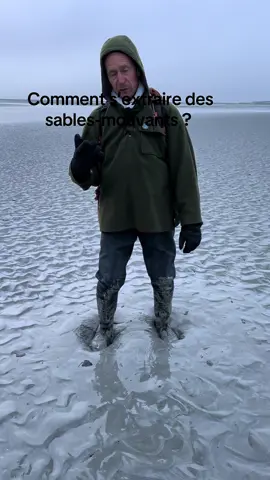 Comment s’extraire des sables-mouvants ? Démonstration avec Romain Pilon, guide indépendant dans la baie du Mont Saint-Michel. #sablesmouvants #fyp #montsaintmichel 