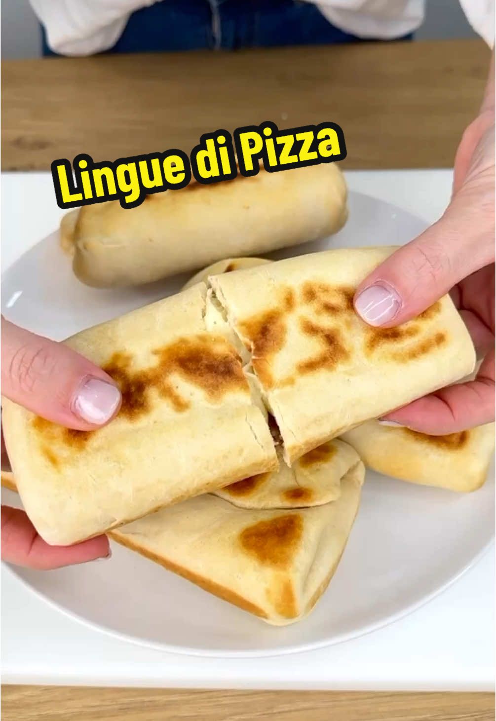 Cena Spaziale 🚀 e Velocissima… anche leggerà se avete mangiato insalata a pranzo 😅 Se avete domande vi aspetto nei commenti 👇 📔Lingue di Pizza in Padella Dosi per 4 Pezzi 300 g farina 00 170 ml acqua (a temperatura ambiente) Mezza bustina lievito istantaneo per preparazioni salate 1 pizzico sale 80 g provola 8 fette speck q.b. olio extravergine d’oliva  #ricettafacile #ricettadelgiorno #giallozafferano #pizza #rossellapaneecioccolato #cucinaitaliana 