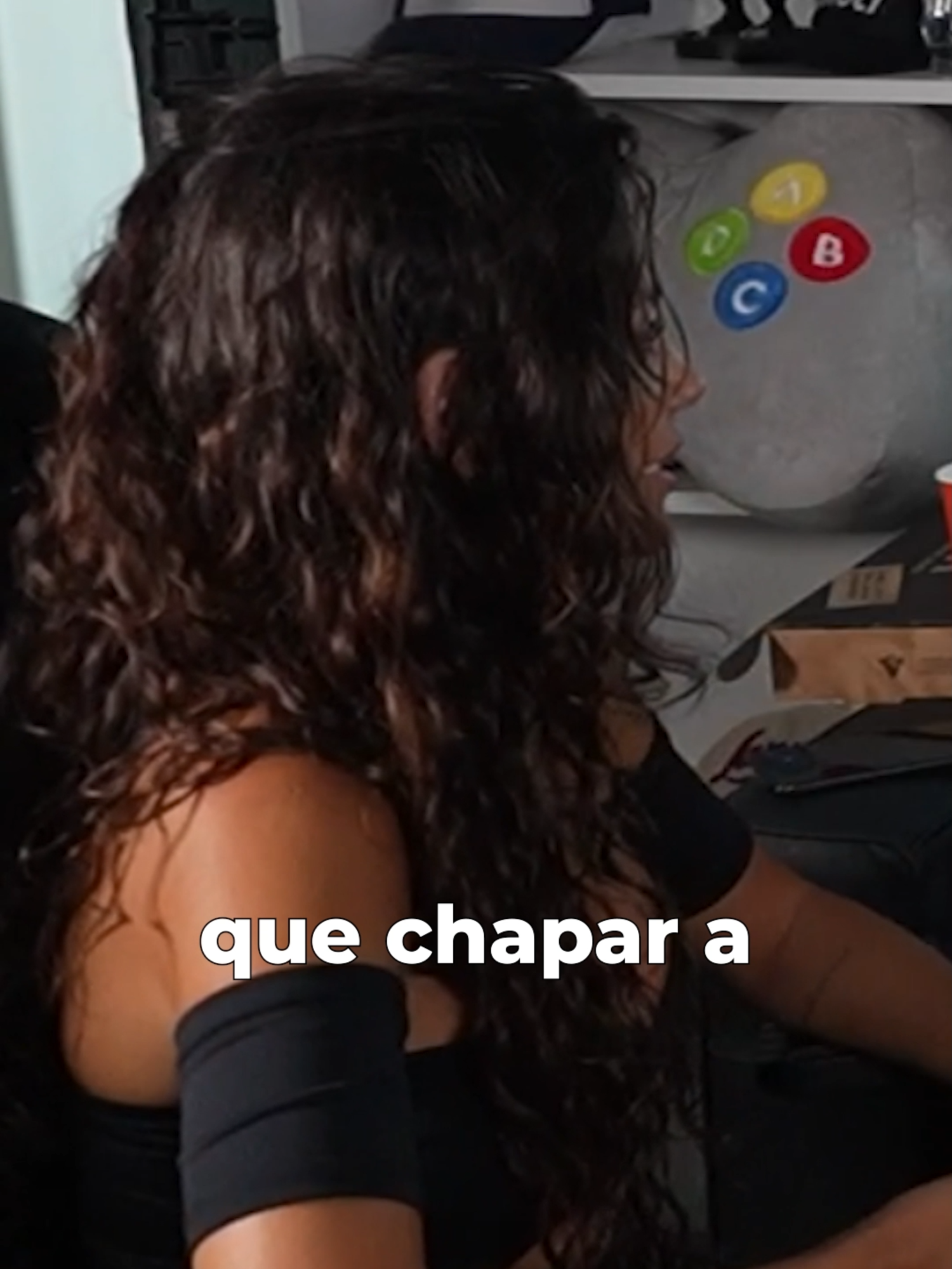 😏 ¿A quién te chaparías? El dilema con @carlitacruzok @garotaisabelly e invitado 🍿 En el este stream, lanzamos la pregunta del millón: “¿Si tuvieras que chapar a alguien acá, a quién sería?” 😱🔥 El invitado no dudó en responder👀 💋 ¿Vos a quién te chaparías? ¿Creés que hizo la elección correcta o te quedaste con ganas de más drama? 😂👇 🎥 Revive el momento completo en Kick y cuéntanos tu opinión en los comentarios. ¡No te pierdas nuestros próximos streams llenos de sorpresas! 📢 Seguí nuestro canal para más momentos épicos.