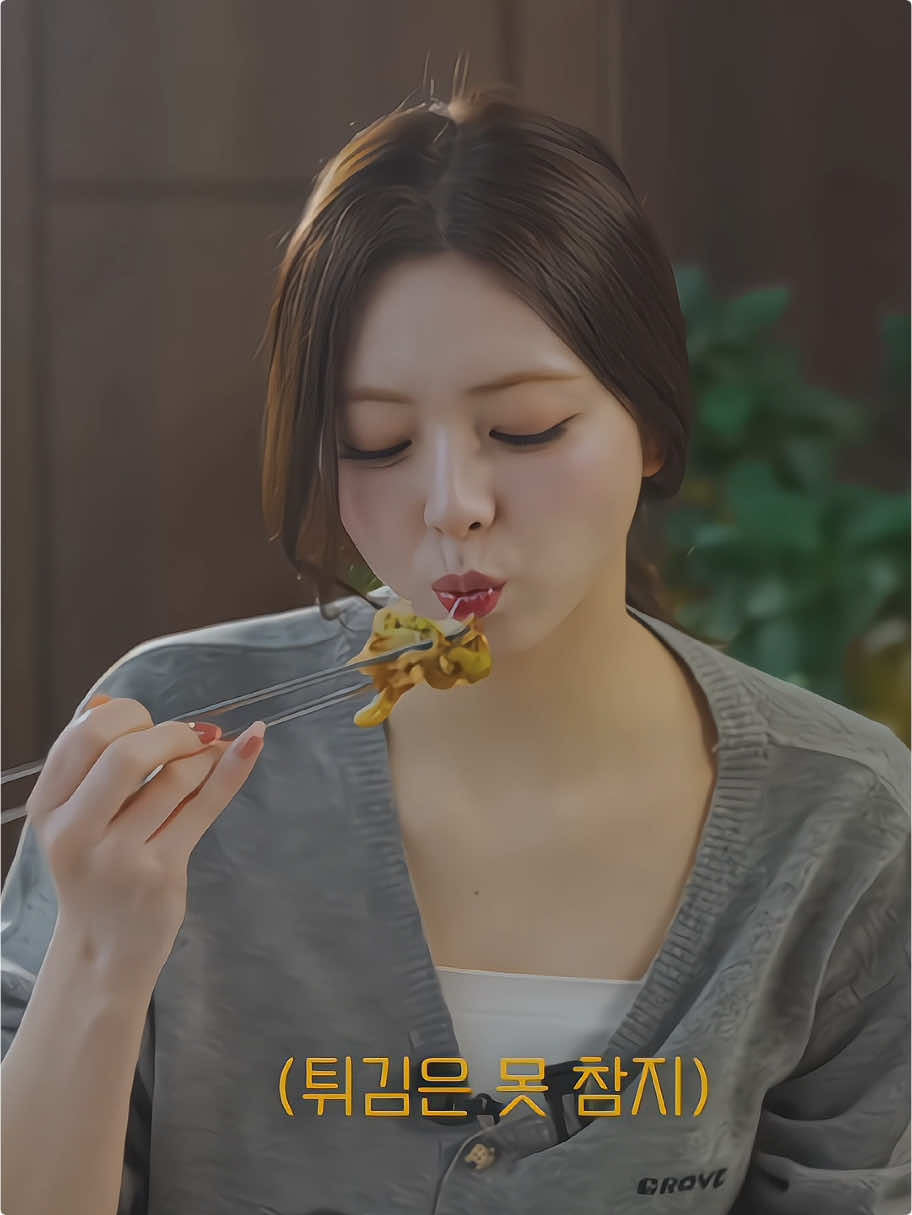 Yuna eating 🥗🥘 #idol #mukbang #kpop #eating #fancam #food #Yuna #ITZY #ryoseo🥞 #videoviral #fyp 