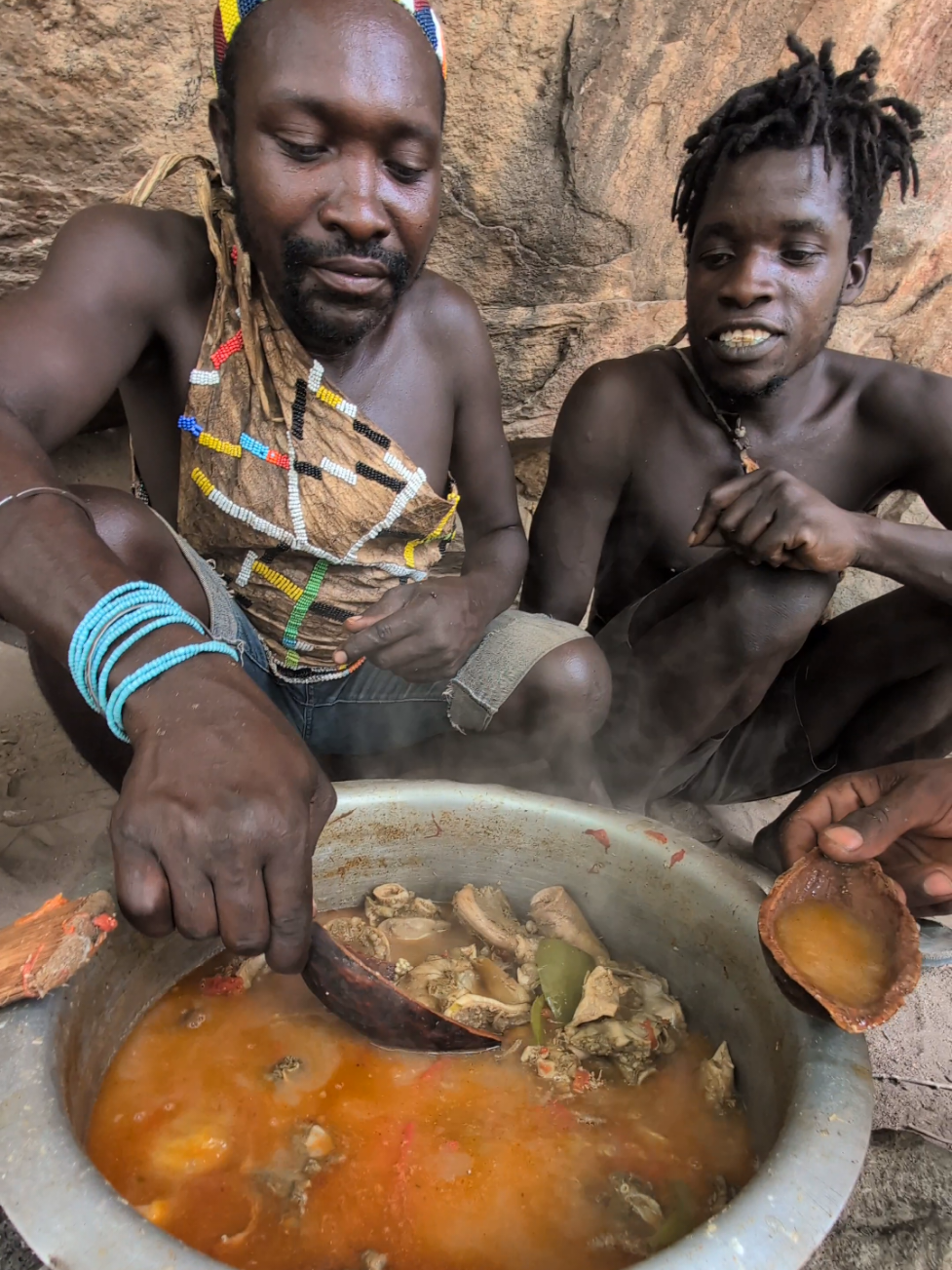 Wow,, that's Amazing Lunch 😋🔥 Very delicious food, Hadzabe Lifestyle in Big Forest#Africa #traditional #hadzabetribe 