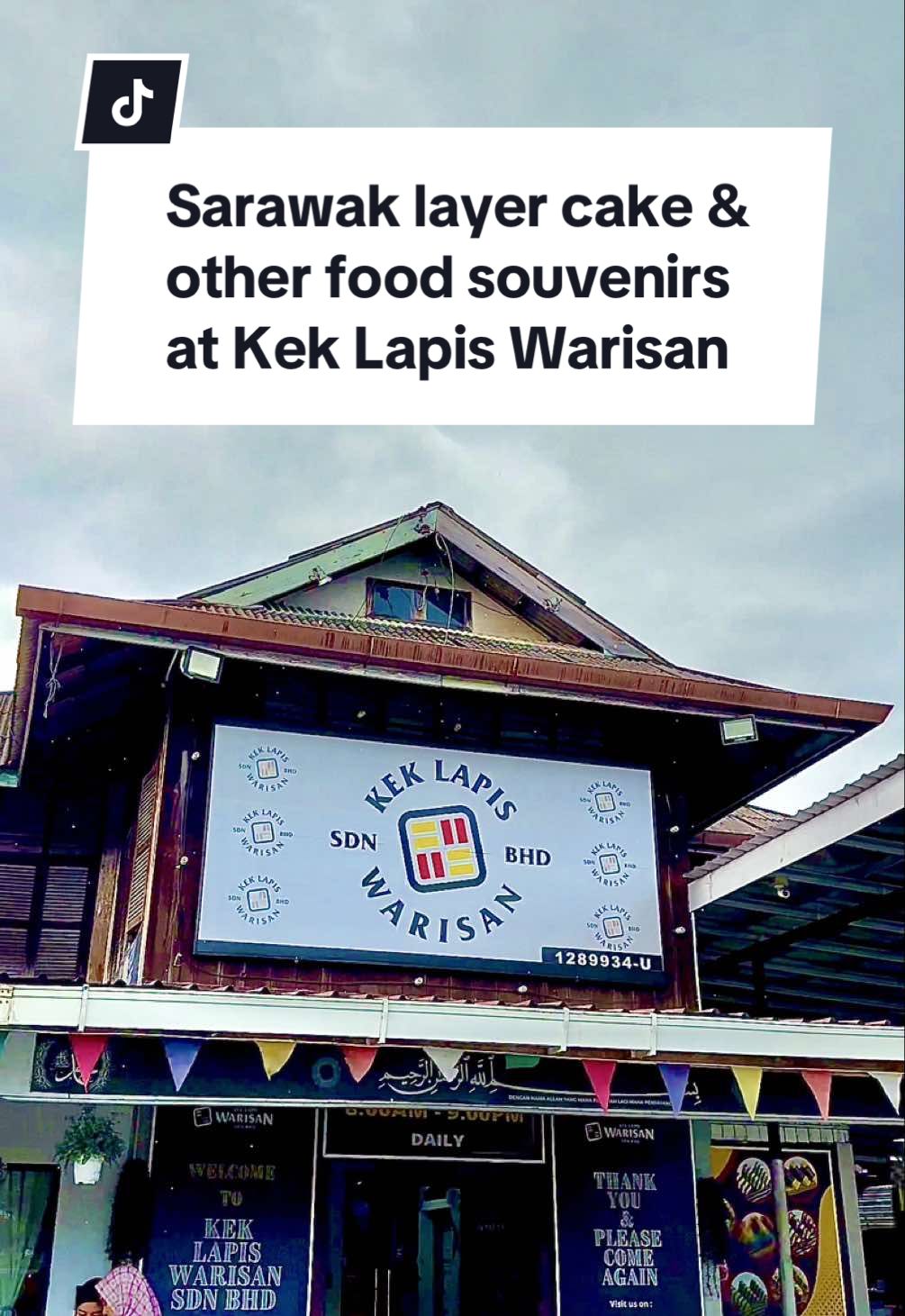 Datang ke Kuching tapi tak tau nak beli ole2 kat mana? Boleh singgah di Kek Lapis Warisan, macam2 ada! Sesuai buat souvenir bila balik ke Semenanjung / Sabah / Jakarta 👍🏻 Recommended to come here if you are looking for souvenirs to bring home after visiting Kuching, Sarawak! #keklapis #keklapissarawak #keklapiswarisan #kuching #sarawak #foodiekuching #sarawakfoodie #kuchingfoodie #malaysiafoodie #visitsarawak #visitkuching #tiktoksarawak #tiktokkuching #sarawakian #foodhunting #travel #travelkuching #travelsarawak #cuticutimalaysia #fypsarawak #fypkuching #fyp #foryou #foryoupage #fyppage #fyppppppoppp #fypシ゚ #fyf #viralfood #oleole #souvenir #ikanterubuk #ikanterubok #gulaapong