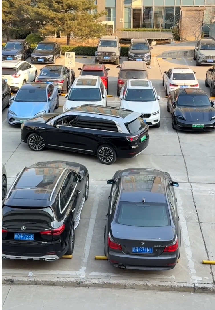 I came across a car that can park automatically,the female driver turned around and walked away,so cool.#tiktok #howto #cartok #car #automotive #carsoftiktok #foryou #tips 