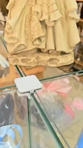 Imagem Sagrada Família em resina com auréola - 20 cm Linda imagem da Sagrada Família confeccionada em resina de alta qualidade, com detalhes ricos e acabamento delicado. A peça possui 20 cm de altura e inclui auréolas douradas, que destacam a santidade de Jesus, Maria e José. Ideal para decorar altares, ambientes religiosos ou presentear alguém especial, esta imagem é uma lembrança significativa da união familiar, do amor e da proteção divina. 📿🙏🌟 Adquira agora e leve para sua casa a beleza e a espiritualidade da Sagrada Família! #SagradaFamilia #ImagemReligiosa #DecoraçãoCatólica #PresenteReligioso #Fé #Devoção #Resina #Altares #Espiritualidade #AmorDivino #Catolicismo #Família #Paz #Religião #UniãoFamiliar #JesusMariaJosé #tiktokcatólico 
