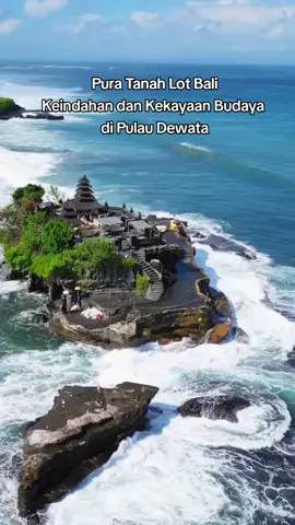 Tanah Lot merupakan obyek wisata yang sangat terkenal, hampir setiap wisatawan yang liburan ke Bali pasti menyempatkan diri menikmati obyek wisata ini. Tanah Lot terletak di desa Beraban, kecamatan Kediri, kabupaten Tabanan, di barat daya pulau Bali. #bali  #balivibes  #balitemple  #wisatabali 