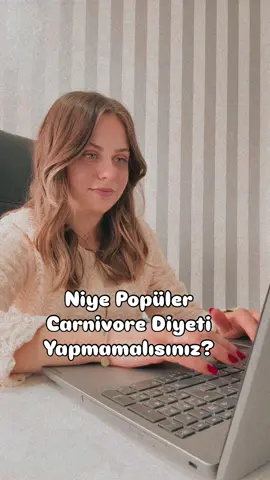 🥩🍗Popüler olan Carnivore diyeti nedir?  Tamamen hayvansal ürünlerden oluşan bir beslenme modelidir. Bu diyet, et, balık, yumurta ve hayvansal kaynaklı yağlara odaklanır. Sebze, meyve, tahıl ve baklagiller gibi karbonhidrat kaynaklarını tamamen dışlar.  ‼️Peki niye bu diyeti yapmamalıyız? Kalp sağlığını olumsuz etkiler: doymuş yağdan zengin olduğu için LDL yani kötü kolesterolü yükseltebilir ve bu da kalp hastalığı riskini artırabilir.  Vitamin mineral eksikliği: Bu diyet modelinde sebze, meyve, tahıl, kurubaklagil, bitkisel yağlar olmadığı için yine vitamin ve mineral eksiklikleri gözlenecektir.  Lif Eksikliği: Bitkisel besinlerin yokluğu lifin kısıtlanması anlamına gelir. Lif eksikliği kabızlık ve sindirim problemlerine neden olur Böbrekler zorlanır: ürik asit yükselebilir, gut hastalığı yapabilir. Bu da Böbrek yetmezliğine kadar götürebilir. Aynı zamanda Karaciğer fonksiyonları bozulabilir.  Sürdürülebilir değil: hayatımız boyunca sadece et yiyerek devam edebilir miyiz hayır, yüksek proteinli beslenirken hiç karnonhidrat almamak vücuttaki suyun atılmasına neden olur. Tartıda fazla görülen eksilerin en büyük sebebi budur. Bir süre sonra kiloda takılma olur ve kilo kaybı devam etmez  ‼️‼️‼️ Ama bizim için her zaman tartıdaki rakamdansa vücudumuzun fonksiyonlarını sağlıklı bir şekilde gerçekleştirebilmesiyle birlikte dengeli diyet ile sağlıklı kilo/ yağ kaybı sağlamak önemlidir #carnivore #carnivorediyeti #sağlıklıbeslenme #diyet #diyetisyen #onlinediyet 