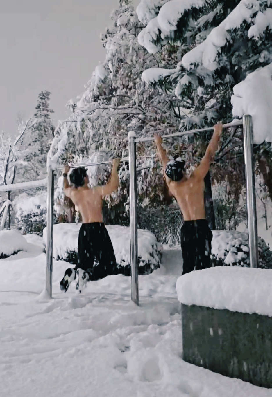 이게 찐 낭만이지.. #calisthenics #streetworkout #workout #exercise #pullups #snow #winter #back #muscle #맨몸운동 #운동 #야외운동 #풀업 #턱걸이 #눈 #겨울 