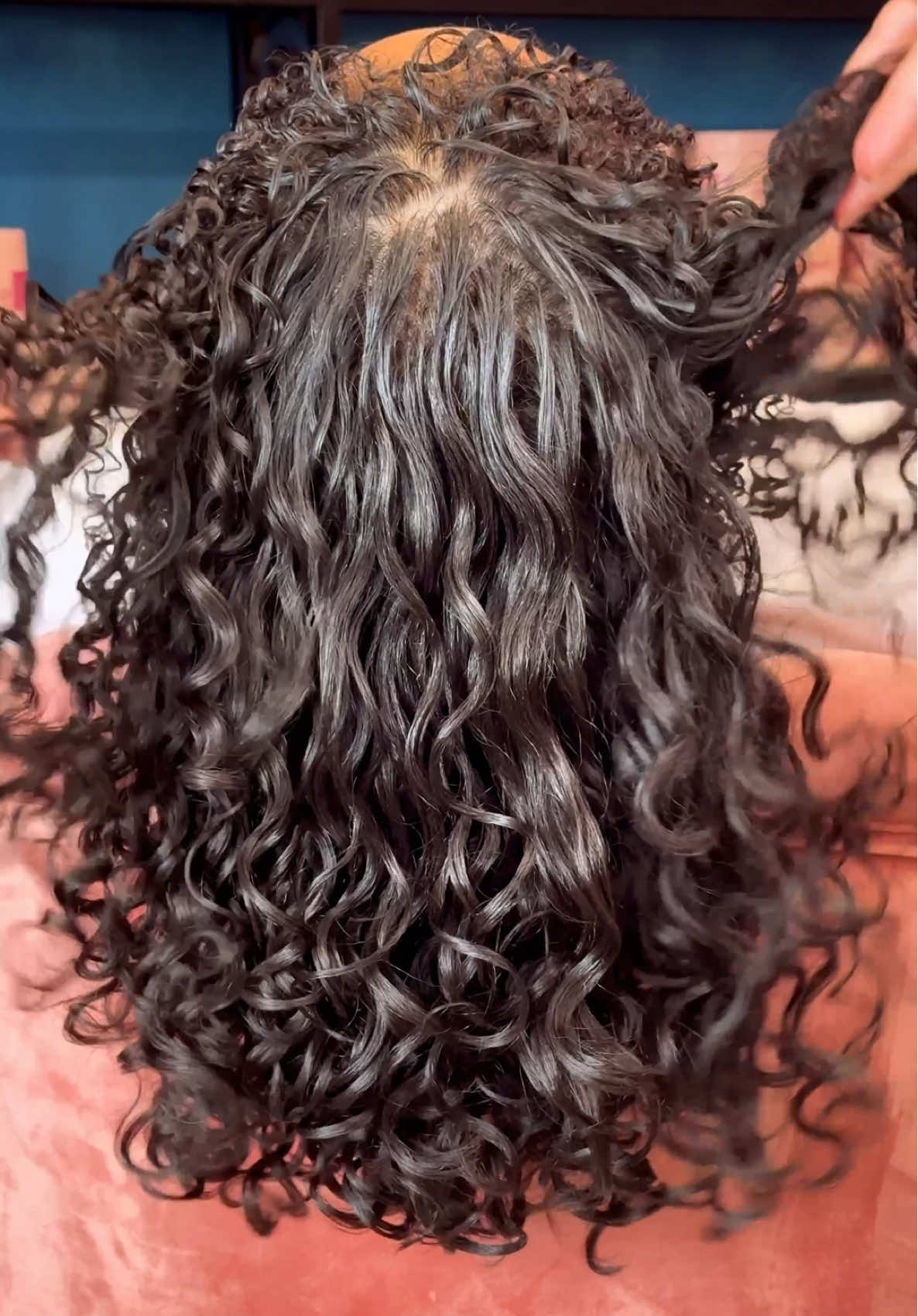 ⭐️ Finalização com Óleo!  Produtos utilizados: *Finalizador Super Definição  *Super Gel 3x1 *Mousse Super Volume  *Óleo Capilar Super Perfumado Todos os nossos cosméticos são totalmente liberados 🐇🌱 Disponível para venda no Espaço Super Cacheada ou através do site www.supercacheada.com.br  #CosméticosdaSuper #SuperCacheada #LinhaSuper #AquiéSuper #EuamorserumaSuperCacheada #ExclameaSuaBeleza #EspaçoSuperCacheada #SouSuper #MeumomentoSuper
