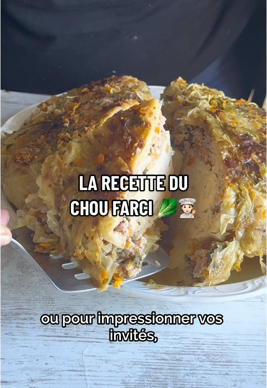 C’est vert, c’est croquant et super bon pour ta santé : aujourd’hui on te montre comment faire un chou farci 🥬 Ingrédients • 1 chou vert • 500 g de chair à saucisse • 2 carottes, émincées • 1 oignon, finement haché • 50 cl de bouillon de volaille • 1 gousse d'ail, écrasée • 1 feuille de laurier • 1 œuf • Huile d'olive Étapes de préparation :  - Préchauffe le four à 180 °C (thermostat 6). - Retire les premières feuilles extérieures du chou qui pourraient être abîmées ou moins fraîches.  - Blanchis le chou entier dans une grande casserole d'eau bouillante salée pendant 10 minutes. Égoutte-le et laisse-le refroidir. - Émince les carottes et l'oignon, puis répartisse-les dans deux bols distincts. - Dans un saladier, mélange la chair à saucisse, le contenu du premier bol (carottes et oignon), l'ail écrasé et l'œuf. Assaisonne de sel et de poivre. - Détache délicatement les feuilles de chou une par une, en commençant par l'extérieur, sans les séparer complètement de la base. - Retire le cœur avec précaution et hache-le finement. - Incorpore le cœur de chou haché à la préparation de farce, en mélangeant bien pour une répartition uniforme. - Forme une grosse boule avec la farce et place-la au centre du chou, à l'endroit où se trouvait le cœur. - Replie délicatement les feuilles intérieures sur la farce, en commençant par les plus petites au centre, en veillant à bien recouvrir toute la farce. - Continue à replier les feuilles extérieures, en les superposant légèrement pour créer une enveloppe hermétique. - En repliant les feuilles, ajoute un peu de farce entre chaque couche pour combler les espaces vides et assurer une forme uniforme. - Termine en repliant les plus grandes feuilles extérieures pour envelopper complètement le chou farci. Assure-toi qu'il soit compact et que toute la farce soit bien enfermée. - Ficèle le chou avec du fil alimentaire pour maintenir sa forme pendant la cuisson. Vérifie que le fil soit bien serré pour éviter que la farce ne s'échappe. - Dans un plat allant au four, fais revenir le contenu du deuxième bol (carottes et oignon) dans de l'huile d'olive. - Ajoute le chou farci, verse le bouillon de volaille autour et ajoute la feuille de laurier. - Couvre le plat et enfourne pour 1 h 30 à 2 h, jusqu'à ce que le chou soit tendre et la farce bien cuite. - Après la cuisson, laisse reposer le chou pendant 10 minutes avant de le servir. - Coupe le chou farci en tranches épaisses et sers-le chaud, accompagné du jus de cuisson et des légumes. 🎬 de @Zenglutenfree  #chou #recettesaine #ideerecette #faitmaison #terroir #pourdebon #farce #menu