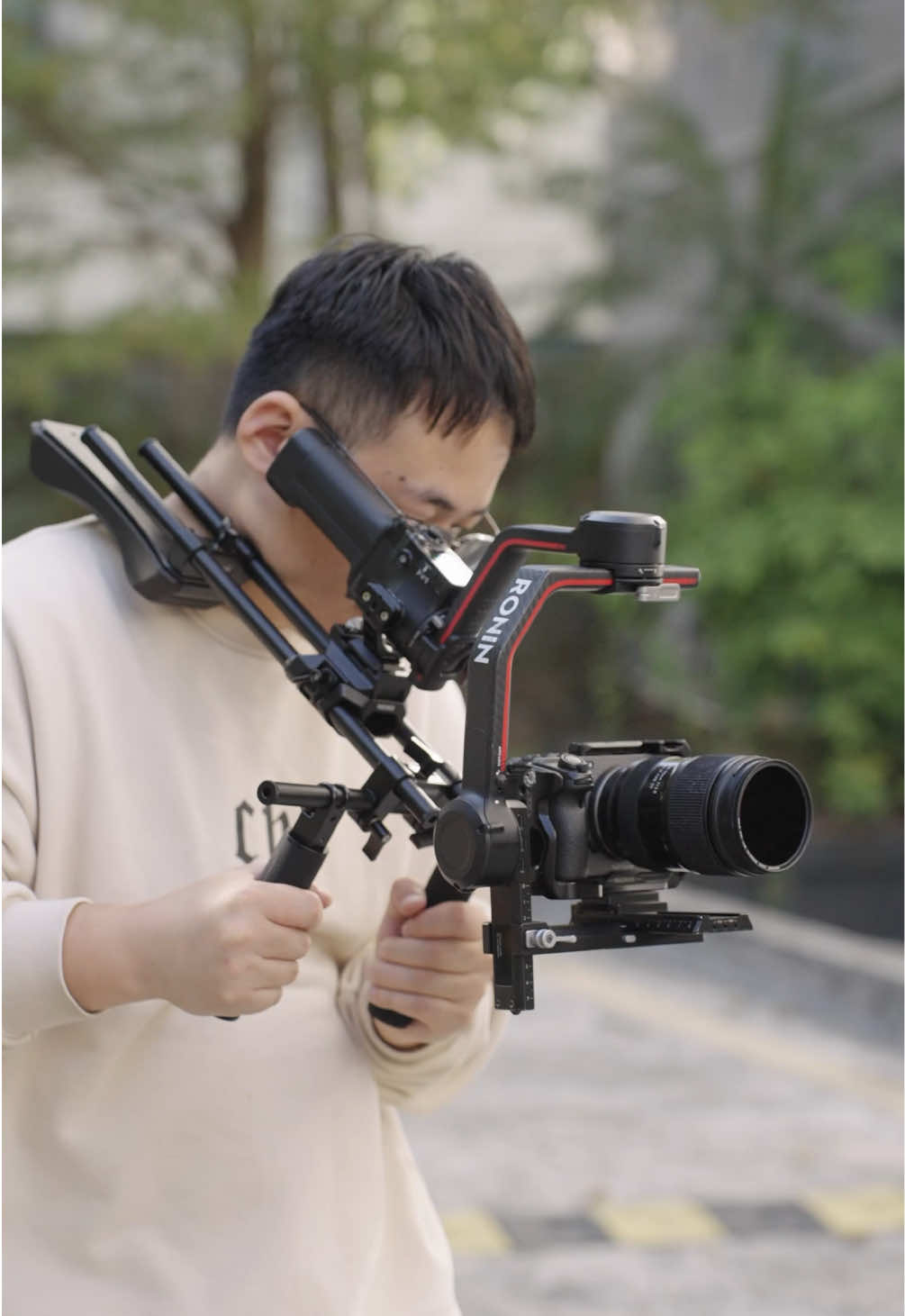 A shoulder-mounted rig with a stabilizer makes your shot even smoother! #neewer #stabilizer #djirs3pro #photography #cameramovement #gimbal #camerarig #filmmaking #videokit